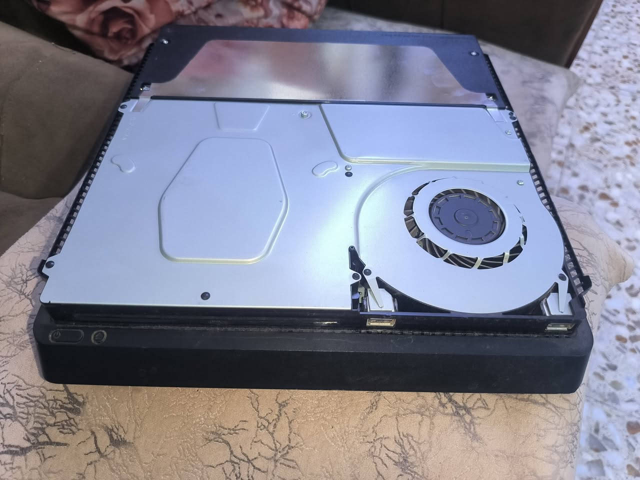 السلام عليكم
Ps4 slim نص تيرا مهكر نظام١١.٠٠
كامل مكمل نظافة ١٠٠ بالمية 
وياه كيبلاته والكارتون 
والجوستك الاصلي 
يتهكر عن طريق القطعة والمتصفح 
ما يحتاج ايشي شغل والعب 
وياه مبرد هوائي 
لا يحمه ولا شي جهاز فول نظاقة
مكاني بغداد الحسينية 
***********
السعر ٢٧٥ وبية مجال حك الجية
