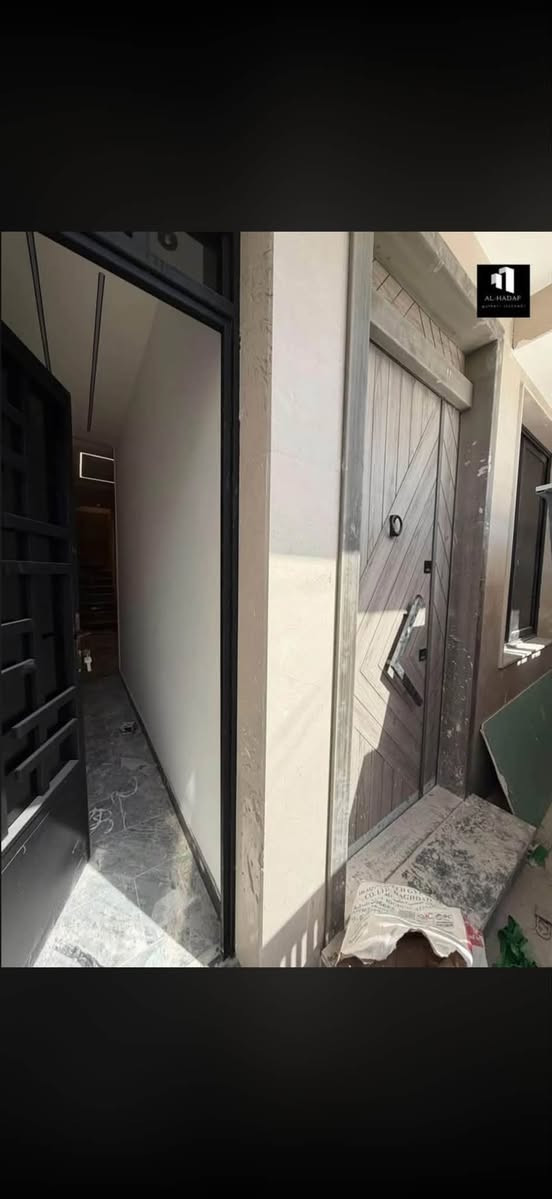 عروض مكتب الهدف للعقار المميزة
مشتمل للبيع  
بتصميم مميز بناء ب أعلى المواصفات  
📐 المساحة: 50متر  زيرو
📏 الواجهة:5م
♦️متكون من•  مدخلين استقبال ومطبخ وخدمات
• غرفتين  نوم في الاول سويت + غرفه ط.الثاني ايضا سويت
•خدمات عدد4
•♦️البيت ارضيه مرمر + ديكورات سقف منضومه كامرات + سبالت جميع الصحيات نضام التعليك 
📍 الموقع: البنوك – خلف الكنيسة 

الشركةمجازة رسمياً من غرفة تجارة بغداد.

***********

نص مكتوب في الصور:
- AL-HADAF الاستثمار العقاري
- AL HADAF
- AL-HADAF