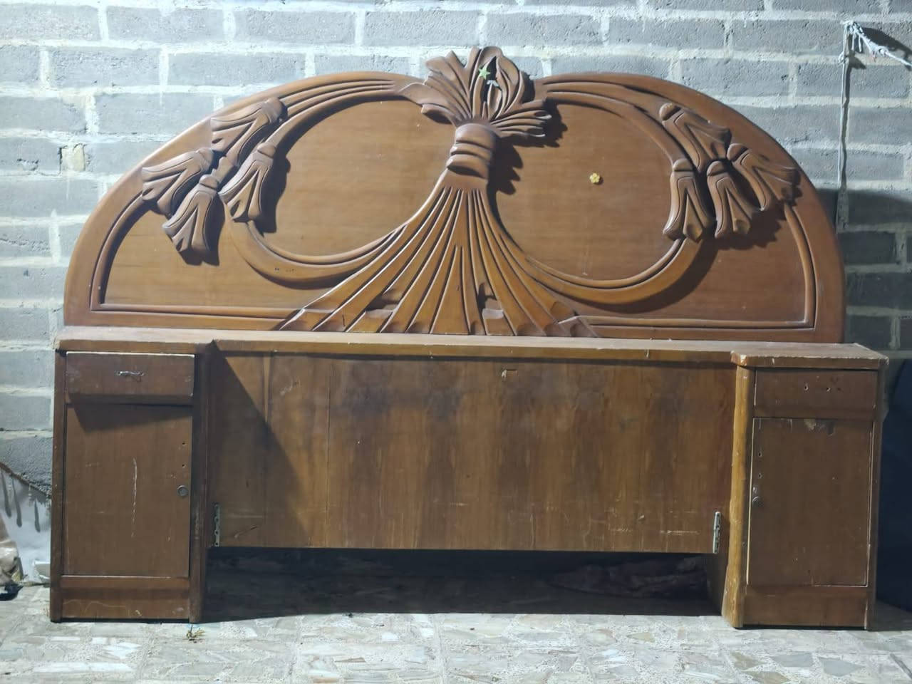 غراض كلمن وسعره 
150كاونتر مرمر
40تاج جربايه 
10مسرح برده
25 ديوان 
25سياره
التواصل واتساب 
***********
