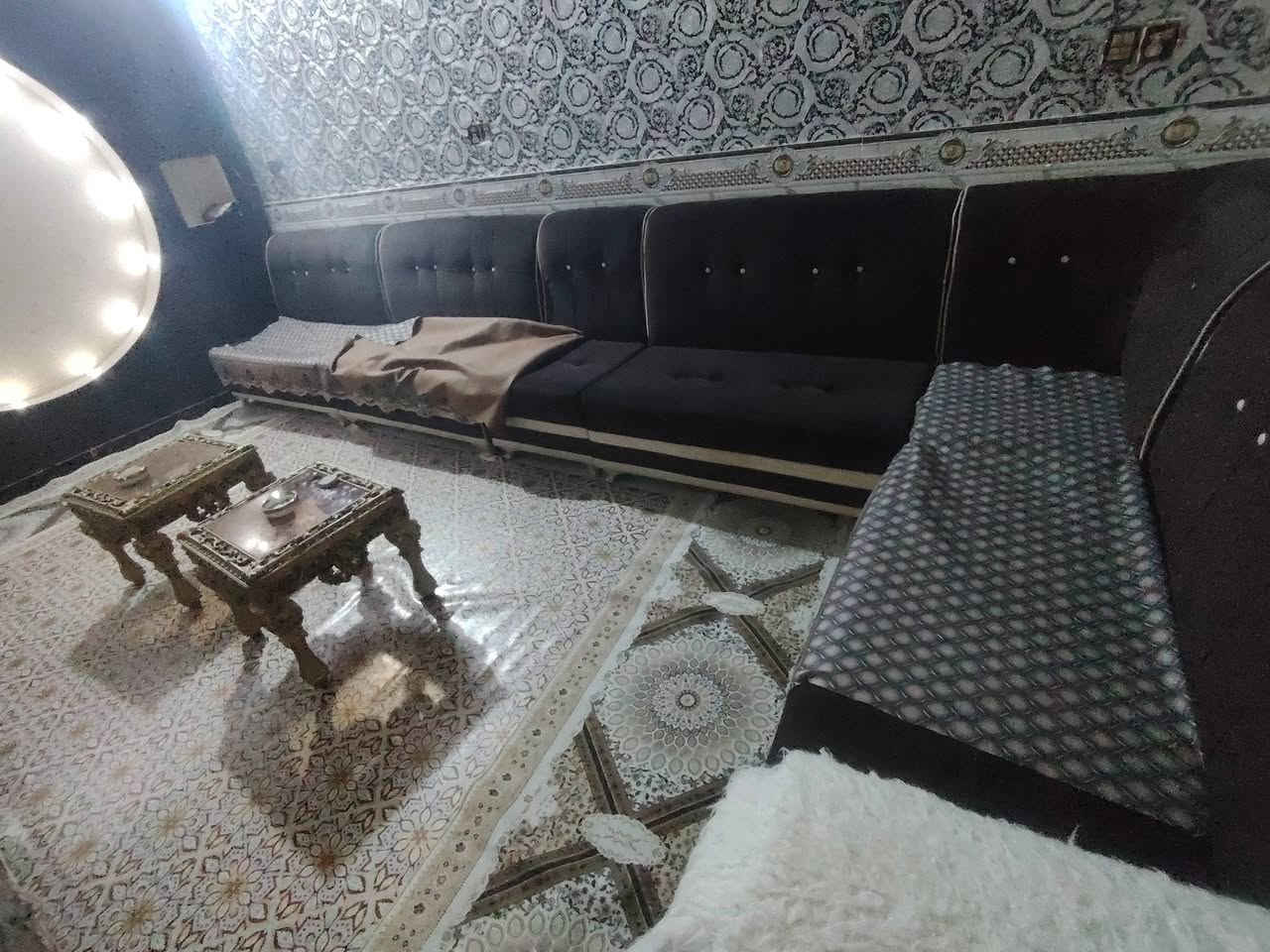 سلام عليكم قنفات ديوان كامل 11 قطعه نضيف وجديد بي بس قنفه وحده طاكه بيها خشبه تتصلح ومايرادلها شي. سعر 350 
*********** واتساب
