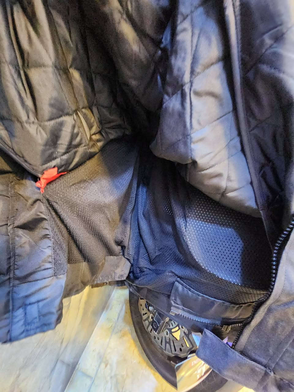 سلام عليكم توفر قمصله ماركات تجي كسارات ضهر وايادي مثل ماموضح بلصوره قياسات xxl وxlوlوmتجي طبقتين لون احمر ولون فسفوري
