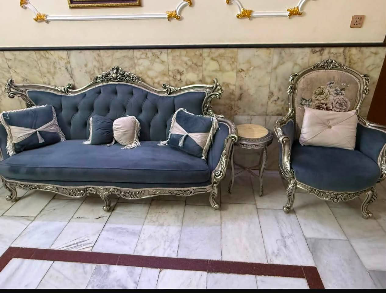 سلام عليكم طخم 10مقاعد +4طبلات+طبله وسطيه سعر مليون 850وبي مجال للاستفسار مراسله واتساب ***********
