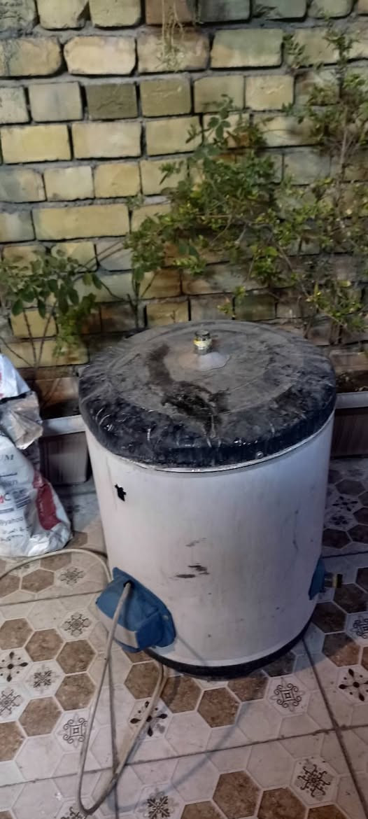 السلام عليكم للبيع مري 2 وفاترين وسطيه  لعرض مواد التجميل225 وسخان 40 و كرسي ستول50  وعربانه صالونات20 وبيهن مجال *********** رقمي ومكاني بالغزالية
