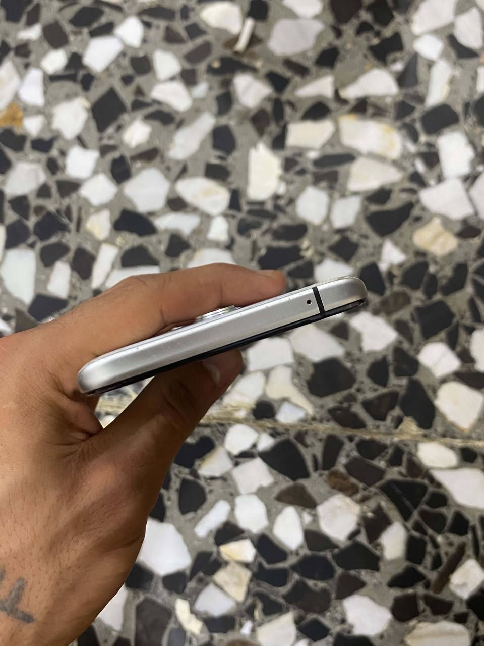 realme X2 Pro90افريم بلواتساب***********نالجهاز ملحقاته كامله سعر250وبي مجال الشراي
الشاشة: Super AMOLED، حجم 6.5 بوصة، بدقة FHD+، بتردد 90Hz، وحماية Gorilla Glass 5.المعالج: Snapdragon 855 Plus، تكنولوجيا 7 نانو، مع معالج رسومي Adreno 640.الذاكرة: رام   8   جيجابايت، مع تخزين 128  جيجابايت.الكاميرا الخلفية: رباعية؛ 64 م.ب (رئيسية) + 13 م.ب (تقريب) + 8 م.ب (واسعة) + 2 م.ب (عزل).الكاميرا الأمامية: بدقة 16 ميجابكسل.البطارية: بسعة 4000 مللي أمبير.الشحن: شحن سريع بقوة 50 واط (SuperVOOC).الخامات: ظهر زجاجي (Gorilla Glass 5) مع إطار ألومنيوم، والوزن 199 غرام.إذا كنت ترغب في مواصفات ميزة محددة بالهاتف، حدد لي التالي:تفاصيل أداء المعالج والألعابتفاصيل قدرات تصوير الكاميراتتفاصيل سرعة شحن البطاريةتفاصيل سرعة شحن البطاريةالتقنية: يدعم الشحن السريع بقوة 50 واط بتكنولوجيا SuperVOOC Flash Charge.الوقت: يشحن البطارية من 0% إلى 100% بالكامل في غضون 35 دقيقة فقط.الأمان: يحتوي على نظام حماية خماسي الطبقات لمنع ارتفاع حرارة الهاتف أثناء الشحن.الشاحن: يأتي رأس الشاحن السريع بقوة 50 واط وكابل الشحن الأصلي داخل
