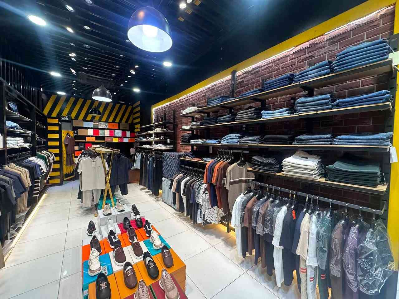� فرصة استثمارية نادرة – محل تجاري جاهز للبيع

إذا كنت تبحث عن محل في موقع حيوي وتريد البدء بالعمل من اليوم الأول دون صرف أي مبالغ على الديكور أو التجهيزات، فهذه فرصتك.

📍 الموقع: بغداد – زيونة
مجاور مول زيونة – مجمع بيكاسو

مواصفات المحل:

✔️ واجهة 4 متر.
✔️ عمق (نزال) 9 متر.
✔️ ديكور حديث وفاخر بحالة ممتازة.
✔️ واجهة زجاجية مميزة.
✔️ إنارة احترافية تمنح المحل مظهراً راقياً.
✔️ سبلت مركزي عدد (2).
✔️ نظام صوت متكامل.
✔️ منظومة كاميرات مراقبة.
✔️ خدمة إنترنت جاهزة.
✔️ رفوف وتجهيزات كاملة.
✔️ المحل لا يحتاج لأي أعمال أو صيانة، جاهز للاستلام والعمل مباشرة.

💼 مناسب لمشروع:

* ملابس رجالية أو نسائية
* أحذية
* عطور
* إكسسوارات
* أو أي نشاط تجاري آخر.

⭐ موقع مميز داخل أحد أكثر المجمعات التجارية نشاطًا في منطقة زيونة، مع واجهة جذابة وتصميم احترافي يوفر عليك الوقت والمال.

📞 للاستفسار والمعاينة:
***********

