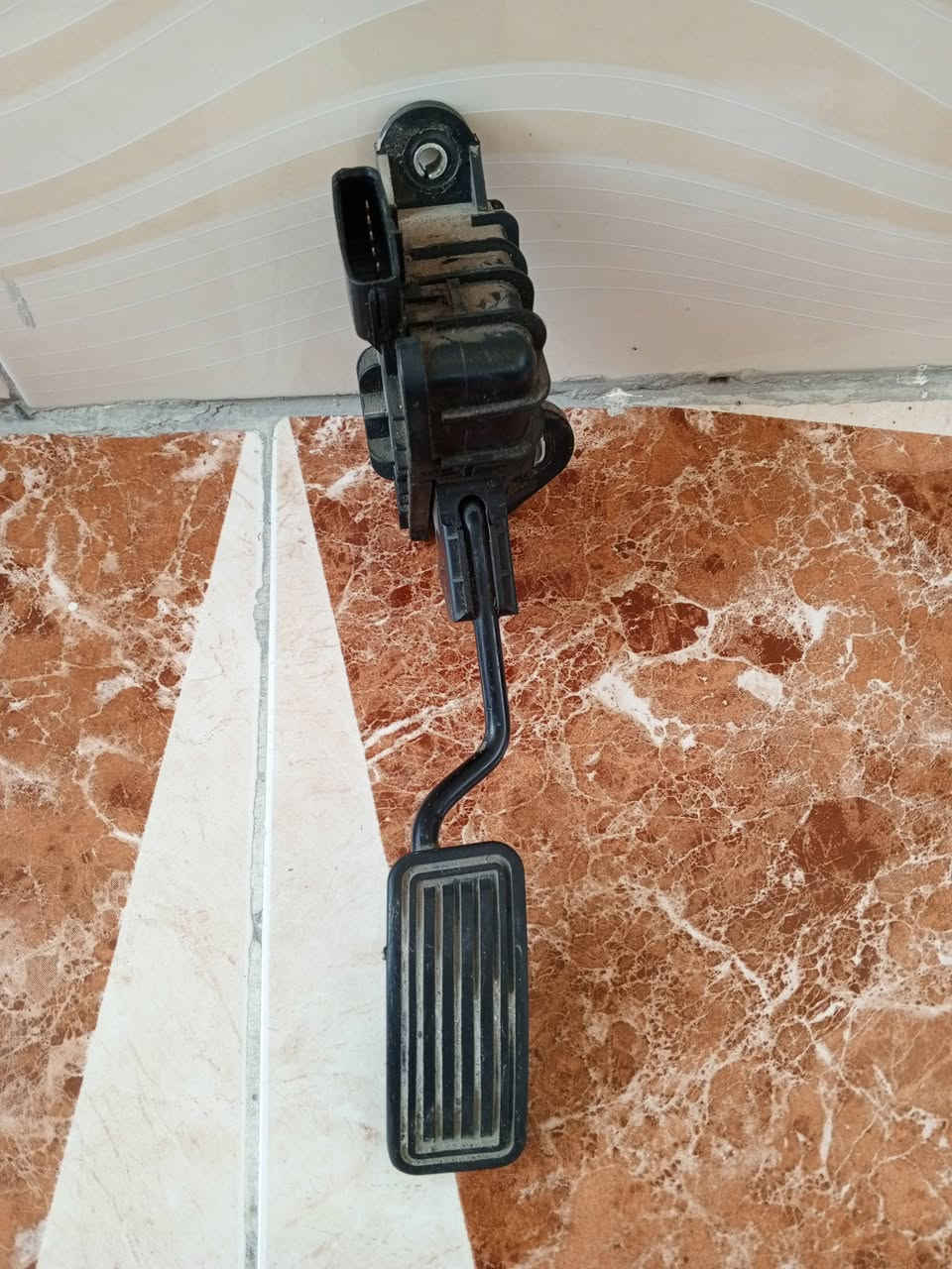 السلام عليكم غراض جنبي عالية H2 للبيع عبوة / عقل / دوسة بانزين / مجول العنوان بغداد للاستفسار الاتصال على الرقم ***********

