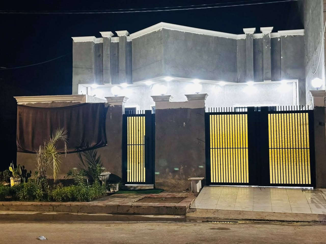 🏡 بـيـت لـلـبـيـع فـي مـجـمـع حـجـي هـنـدي 🏡
📍 الموقع: حي الجامعة – قريب من بوابة الزون الأول
📐 المساحة: 200م²
📏 الواجهة: 9م × 22م
🏗️ البناء: حديث 2026
🧱 كونكريت مسلح درجة أولى

✨ يحتوي على:
▪️ غرفتين
▪️ صالة استقبال
▪️ مطبخ
▪️ صحيات
▪️ كراج

💡 متوفر جميع الخدمات

📞 للاستفسار والاتصال:
***********
***********
