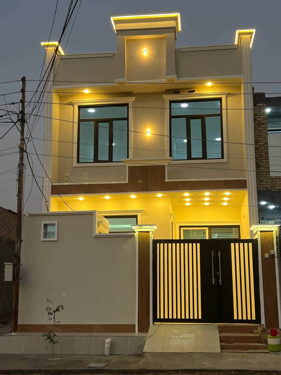 بيت للبيع قرب اسواق الصفوه
على شارع ٢٠ 
المساحه ١٢٥ حر غير مطلوب
بناء جديد ٢٠٢٦ كونكريت غير مسكون.
١ـ يتكون الطابق الاول من
طارمه ومطبخ واستقبال وصاله وغرفه ومنور وصحيات داخليه وخارجيه
٢ـ الطابق الثاني
 غرفتين وصاله وحمام كبير
وسطح اول
موقع مرتب شارع ٢٠ متر🌱
***********📞
