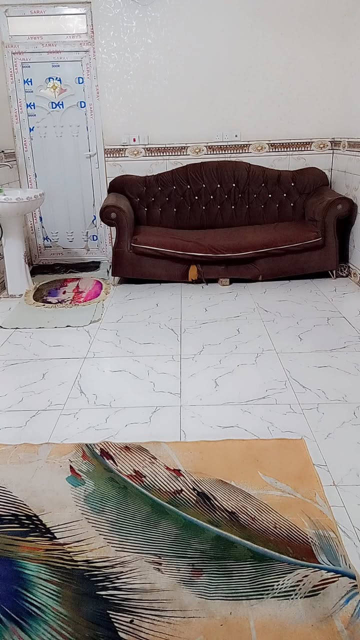 سلام عليكم بيت للبيع مساحه للبيت 200 م بيت قاطين يحتوي على 4غرف نوم مطبخ استقبال وصاله وصحيات عدد3 يبعد عن الشارع 10 متر بيت فرعي يوجد ماء و كهرباء خير من الله مدارس قريبه طابو زراعي سند 25 سعر خاص للعنوان ديالئ بعقوبة الصناعه الثالثه الاستفسار ***********/***********
