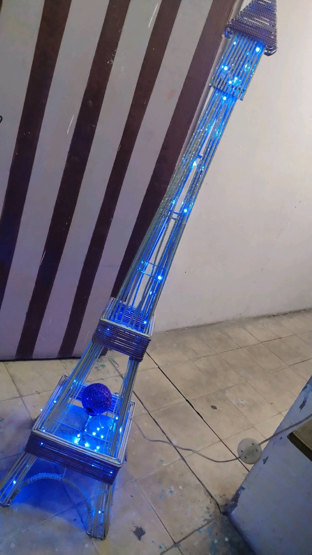 ✨ برج إنارة ديكوري مميز ✨
💡 الإضاءة تتحكمون بيها وتغيّرون الألوان
📱 ينربط عن طريق البلوتوث بالموبايل
🎶 وتكدرون تشغلون منه أي شي تحبوه من أغاني وموسيقى
منو نوعه/مادته بالضبط وهل بيه أي خدوش أو عطل ويحتاج تصليح؟: 
مابي اي عطل او كسر 
وين موقعك بالعراق حتى المشتري يعرف الاستلام منين؟: 
بغداد الصليخ 
السعر كم وهل قابل للّزوم؟: 
50
التوصيل متوفر لو الاستلام فقط؟: 
لا يوجد توصيل 