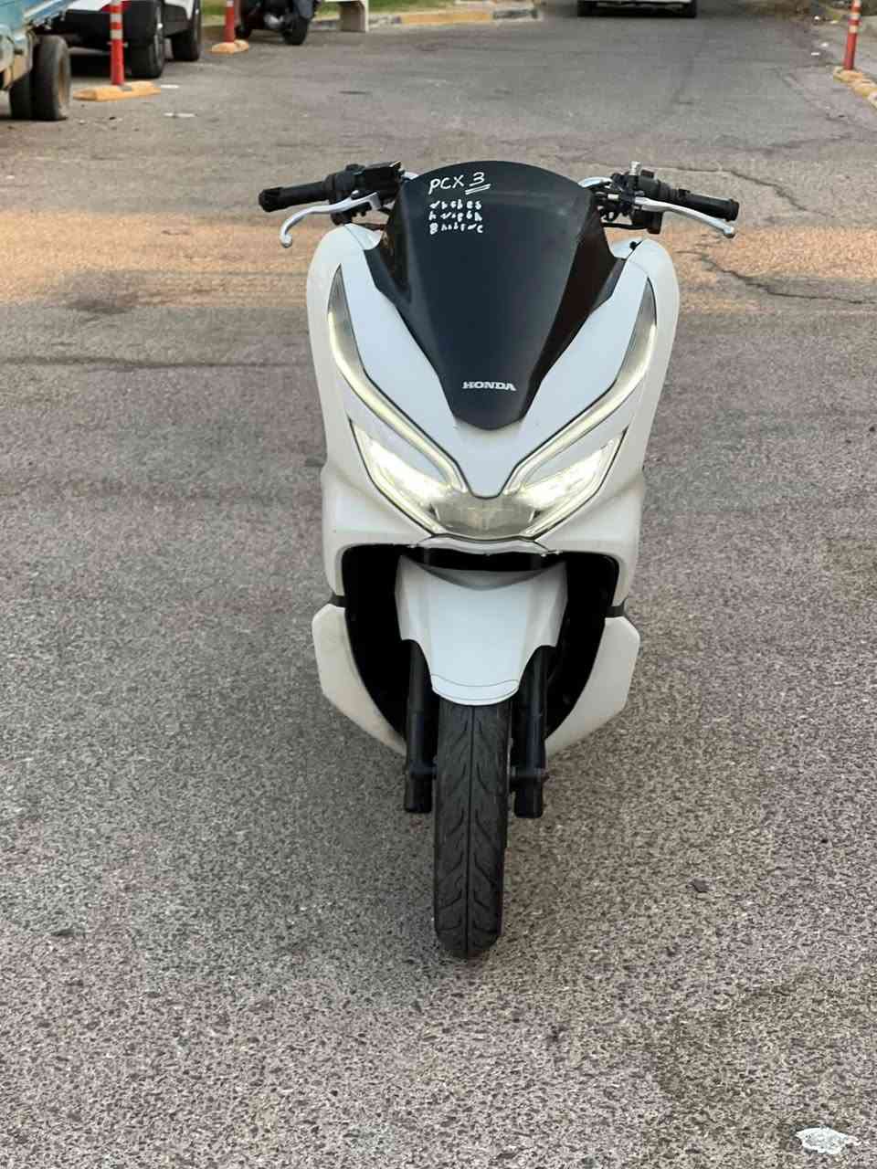 السلام عليكم للبيع PCX ياباني JF 
دراجه برغي ممفتوح بيه مكينه خرسه ناعمه فوول ماشية 47 الف حقيقي شلعة معدل اتخبل حساس ازدحام A استان حساس  كهربائيات كله شغاله 
السعر مليون 900 وبيه مجال عنواني بغداد للاستفسار *********** فقط اتصال

