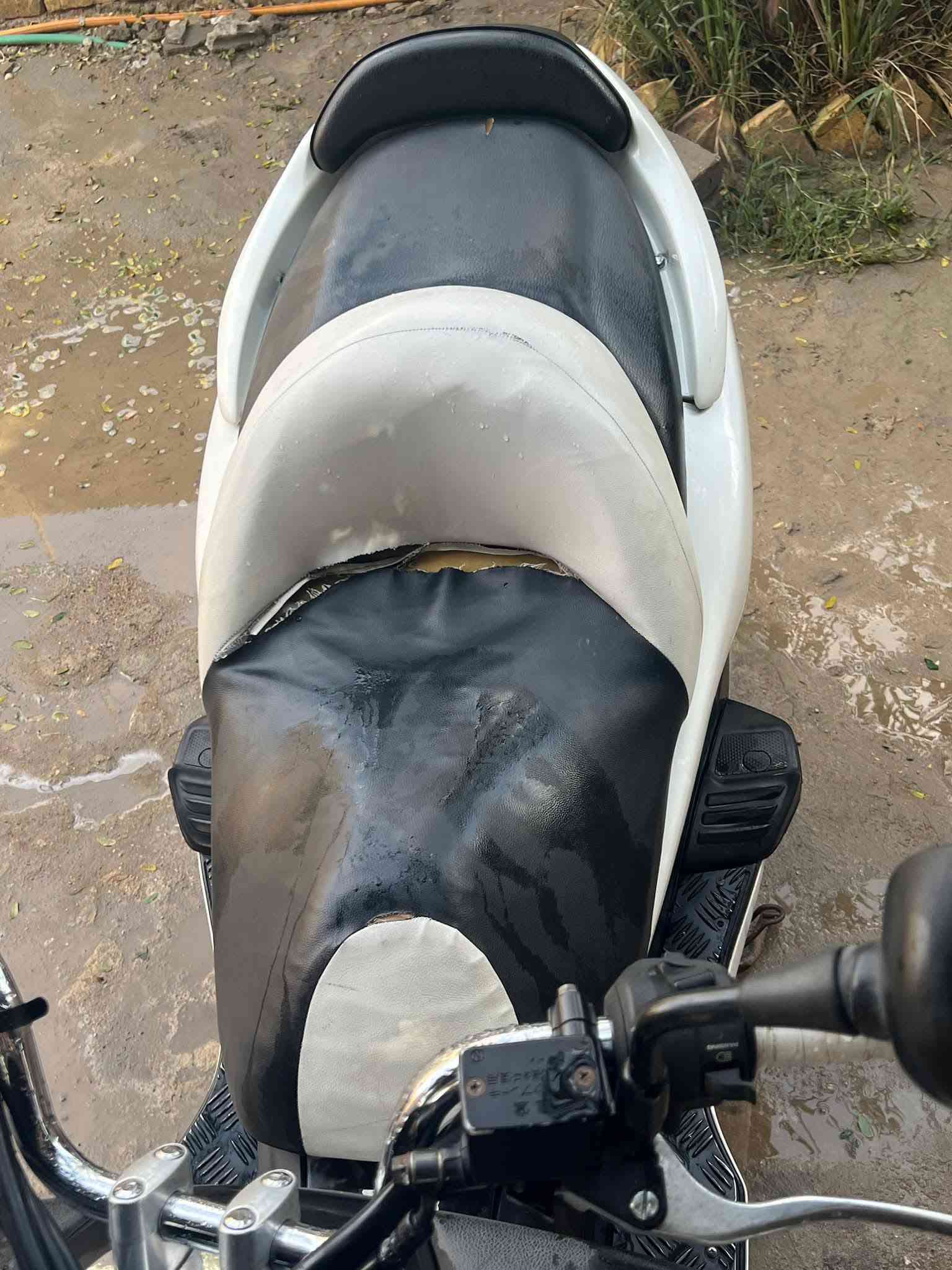 سلام عليكم اخوان فورزه 08 للبيع لون ابيض موديل 2008 محرك 250cc عميه بلاد دراجه خير من الله كامله ما بيها اي نقض غير جاملغ الكدام ول دوشمه  ول باقي ما بيهاي اي شي معدل 120 ناعمه محرك ما مفتوح تخم تاير جديد ستوني مسويلها ادامه ول كفر نضافه 75‎%‎شوفت عينك مثل ما موضح بل صوره اوراق كامله سعرها (مليون) وبيها مجال للتواصل متواجد 24ساعه *********** مكاني الديوانيه الحمزه الشرقي

