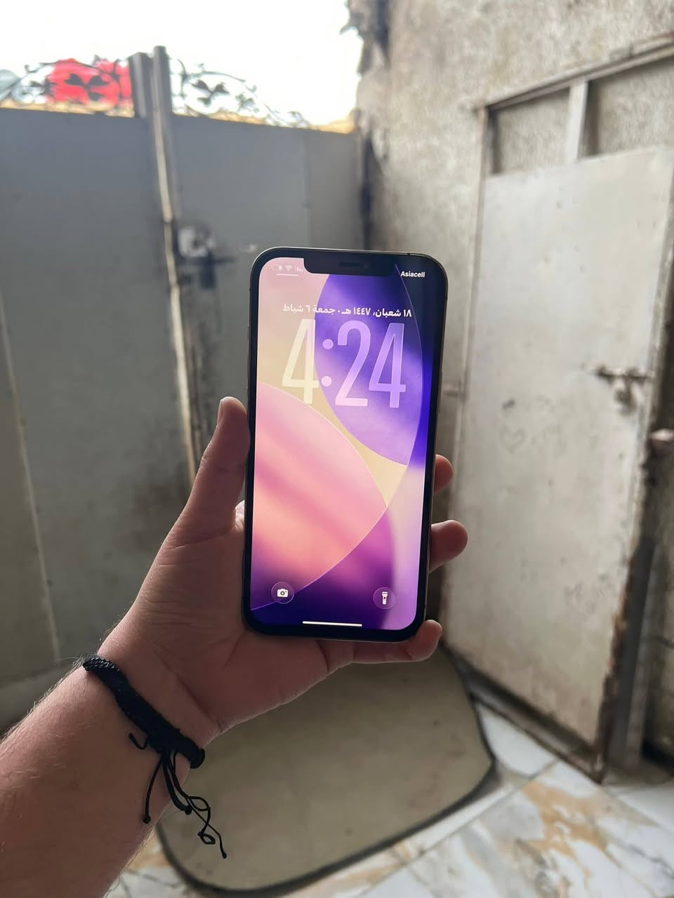 للبيع ايفون 12 Pro Max
*الذاكرة*: 256GB
*اللون*: ذهبي
*البطارية*: 57% نازلة بس شحنتها زينة وماتخربط
*الشاشة*: مستبدلة 3 خيارات - الوان ولمس مكفول
*الكامرات*: مستبدلة بس كلهن يشتغلن
*الشغال*: اتصال ✅ سيم كارت ✅ فيس ايدي ✅
*الحالة*: بدون عطل او مشكلة. تجي تفحص على راحتك
*السعر*: 250 ألف وبي مجال بسيط
*المكان*: بغداد - مدينة الصدر. توصيل ماكو
*للتواصل*: *********** واتساب متواجد
