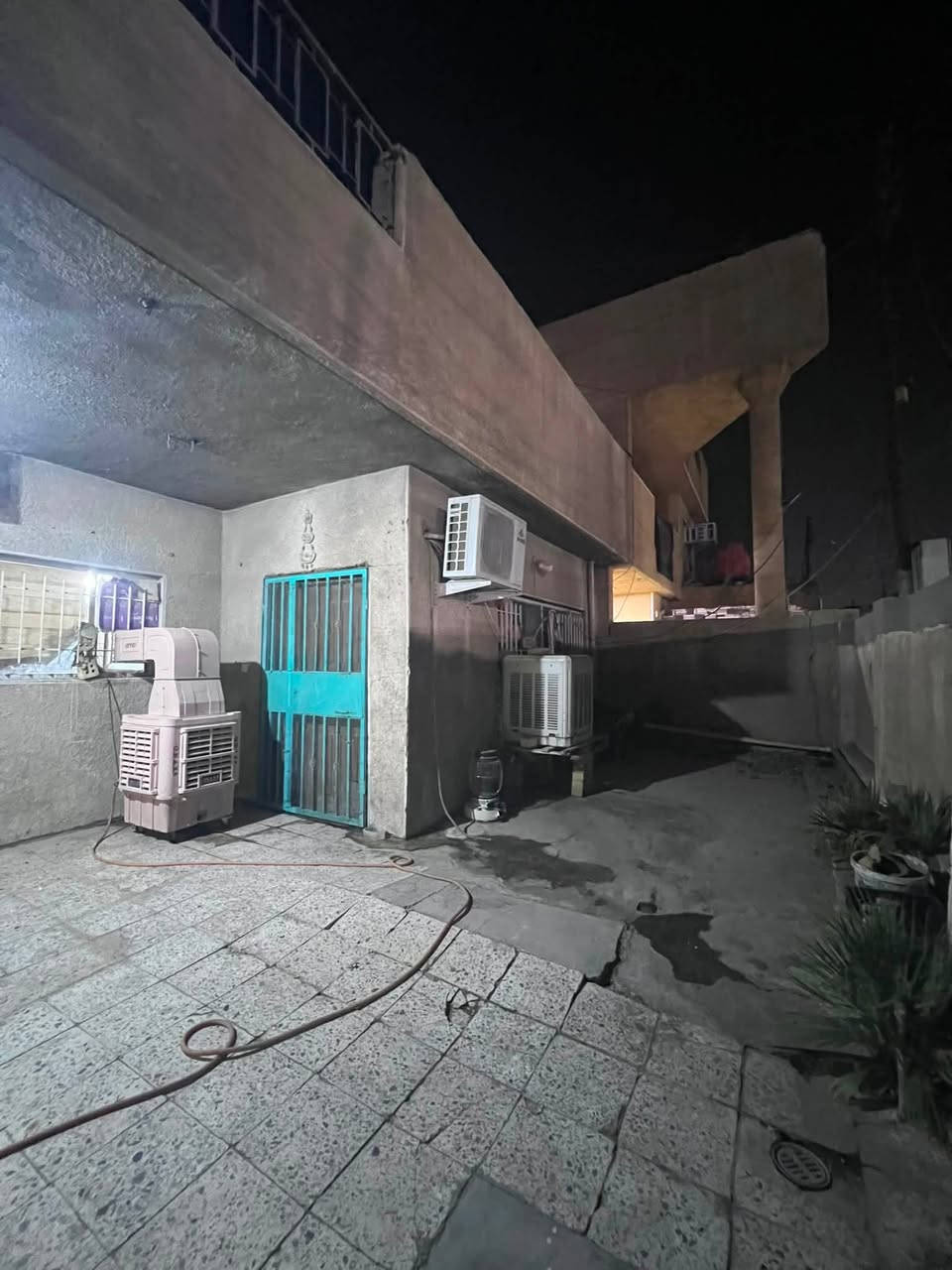 السلام عليكم 

واتساب او اتصال 

***********

بيت للبيع مساحة ١٤٤ 

سعرة ٢٢٥ مليون

طابو ملك صرف 

العنوان منطقة الامين الثانية

حي النفط قرب مركز الشرطة خلف الركن الابيض

الواجهة ٩  متر

النزال١٦ متر 

البيت مسلح صب وكلش نضيف

الطابق الاول استقبال ومطبخ وصالة وغرفة نوم 

وحمام وتواليت وترك

الطابق الثاني غرفتين نوم وصالة وحمام وتواليت

البيت نضيف يصلح للسكن 

وباسم شخص واحد يعني كبل يتحول
