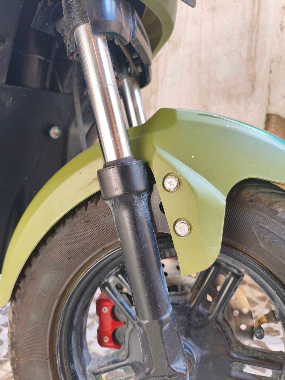 R9 للبيع
4سرعات 109 تقرا بالشاشة✅
نظام رجوع بك R✅
بطاريات عدد 5 اكبر فئة بالسوك 46 امبير ✅
لايت ناصي وعالي✅
نظام بلوتوث + ستاند موبايل+منفذ شحن✅
سويج عدد 2 بيها + بصمة + كارت تشغيل واطفاء✅
جهاز انذار سرقة ✅
بريك امامي وخلفي ✅
*الكشن الي ورا موجود تريد ارجعه تريد اعوفلك الصندوك وياه الكشن
دراجة مال بيت صارلها شهر من مشتريها *
العنوان بعقوبة كاطون الرحمة الشراي يتصل ويتدلل
هـ/***********
متوفر واتساب ايضاً
ممكن تكتب إلنا شنو الموديل/الاسم الكامل للدراجة غير R9؟ وإذا أكو شركة أو ماركة محددة شنو هي؟: 
احدث اصدار الدراجة اشتريتها جديدة ومال جناي
شنو سنة الصنع تقريباً وكم ماشية لحد هسه؟: 
للمعلومة نظام هاي الدراجات الشحن من تمشي يحسبن الضعف يعني مثلاً مشيت كيلو تقرا عندك كيلوين مشيت 10 كيلومتر تحسب 20 كيلومتر بالشاشة وهكذا
البطاريات الـ5 شحال حالتها؟ توصل مشوار شكد بالشحنة الواحدة وهل بيها أي ضعف أو تبديل سابق؟: 
البطاريات توب 46 امبير 
بيها أي ملاحظات أو عيوب مخفية غير اللي مبين بالصور، مثل خدوش/رشة/صوت بالمكينة أو أي عطل يحتاج تصليح؟: 
دراجة جديدة مشتريها من المعرض صار شهر و 10 ايام تقريباً كلشي مابيها والحمدلله 
البيع فقط لو تقبل تبديل/سعر قابل للتفاوض؟: 
السعر قابل لتفاوض