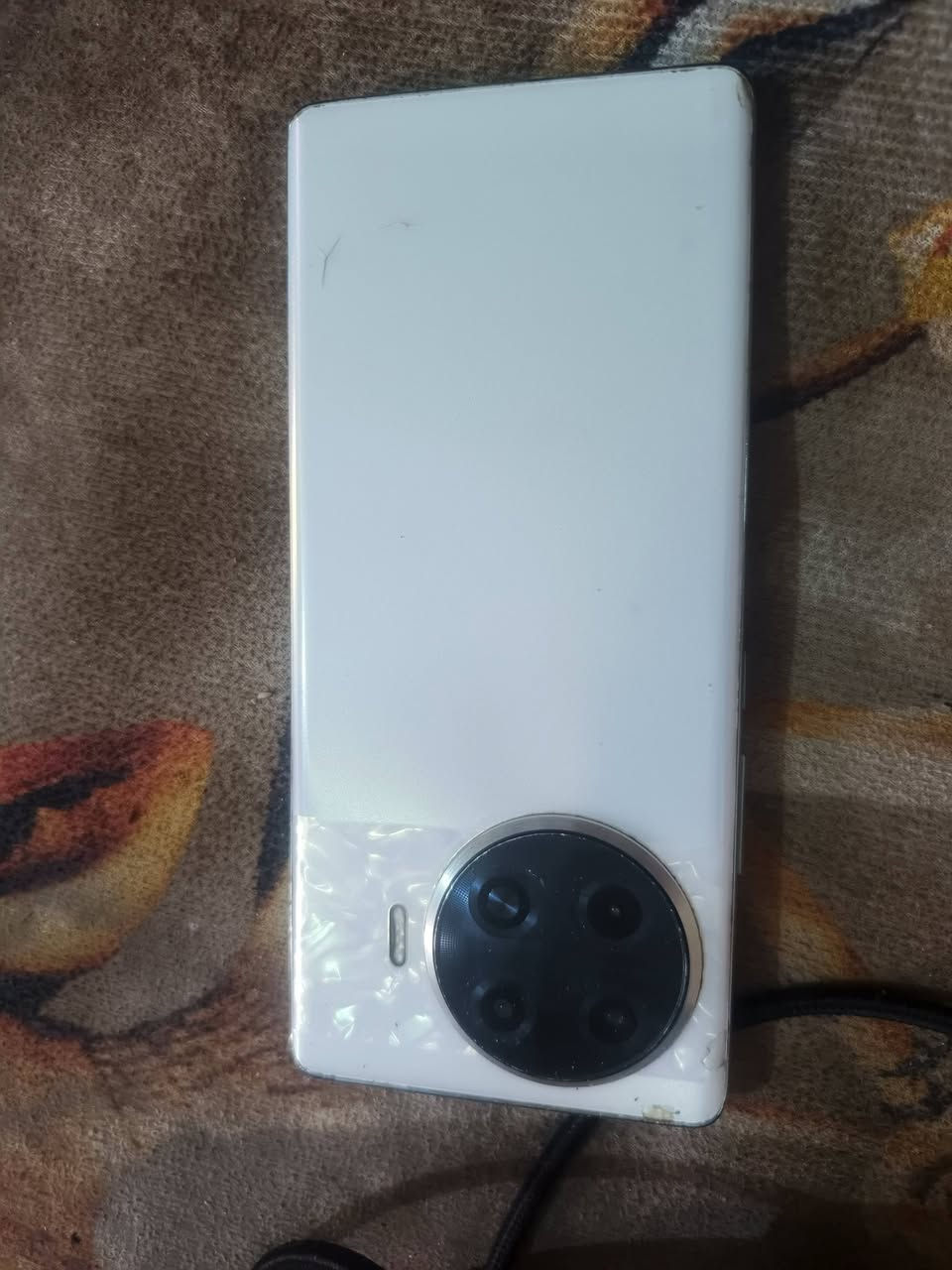 السلام عليكم ورحمة الله  جهاز للبيع ذاكرة 256 اسم الجهاز TECNO SPARK20Pro+سعره ١٠٠ أو بي مجال شوية للتواصل واتساب ع رقمي هذا *********** الجهاز بي بس النقطة السودة مثل مماموضح بالصور@
