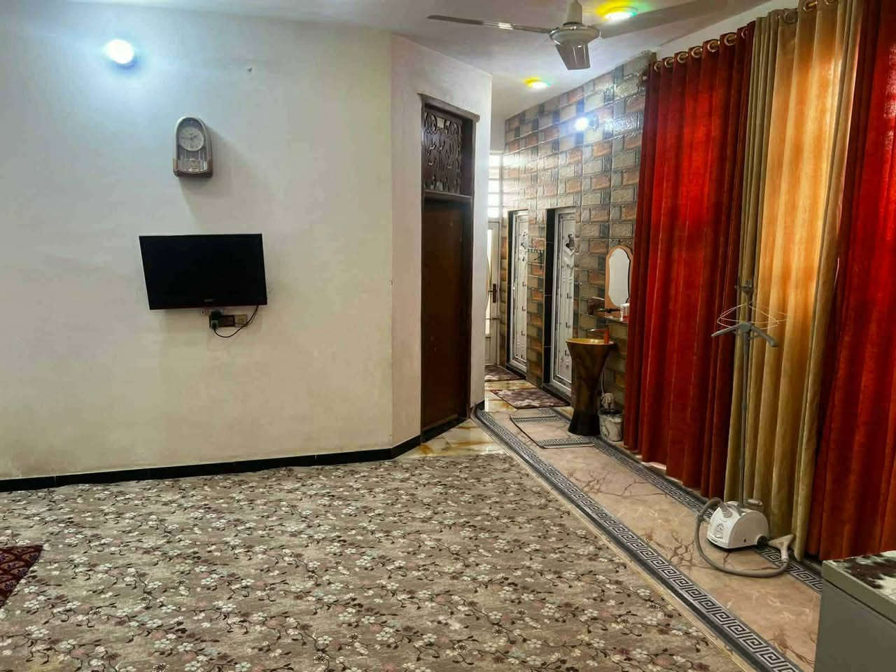 بسم الله الرحمن الرحيم
دار للبيع 🏘️ 

المساحه 200 متر 

بناء درجة أولى 

يحتوي البيت على 

غرفتين نوم 

استقبال ضيوف 

صاله 

مطبخ 

حمامات 

الموقع گاع الزكندري 

شارع المدرسه 

يبعد عن الشارع 15 متر 

الاستفسار أكثر 
يرجى مراسلة الصفحه 
أو الاتصال على الرقم التالي 

  ***********

