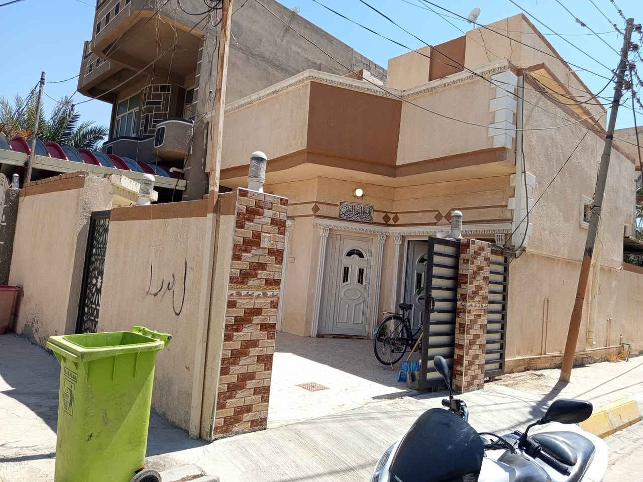 دار ركن طابقين للبيع مساحه 117م طابو زراعي سند 25 مكاتبه ووكاله خارطة وديكور وتصميم درجة اولى بناء طابوق الخدمات ماء وكهرباء وتبليط وخط مولد ومجاري وارصفه واناره يتكون من استقبال وغرفة نوم وصاله ومطبخ وصحيات داخليه وخارجية وكراج الثاني صاله وغرفة نوم بعقوبة بهزر حي القادسيه الفرع الرابع السعر 95مليون وقابل للتفاوض تفاصيل اكثر داخل الفيديو للاستفسار خاص او ***********
