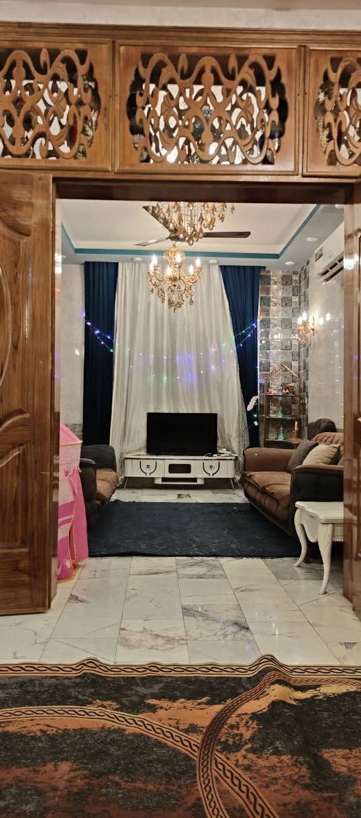 بيت للبيع في الوائلي  بداية شارع الحدادمساحة ١١١ طابق ونص بناء درجه اولى جديد
