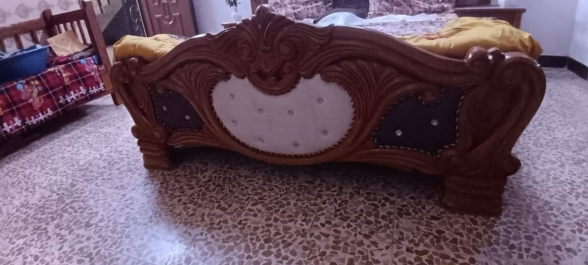 غرفه نوم خشب عراقي درجه اولى 
غرفه ٦ ابواب وملحق غرفه ضخمه 
مع الدوشك مالتها نضيف 
سعرها ٧٥٠ 
مكاني موصل حي الزهراء 
هذا رقمي 
***********

