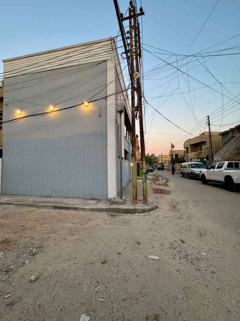 السلام عليكم دار للبيع ركن بناء جديد واجهة 10 / نزال 6
المنطقة / حي الجهاد / مربع ( الفين) قرب شارع التجاري المساحه / 60 متر / واقع حال البيت 65 متر ركن للعلم / يوجد كيبلات دفن للكاميرات والسبالت والستلايت البيت مرتب جديد ومحد ساكن بي بعد الطابق الثاني / غرفتين  نوم وصحيات وبلكونه الطابق الاول / صاله وهول ومطبخ وصحيات
التواصل على الارقام

***********واتساب

*********** تصل
