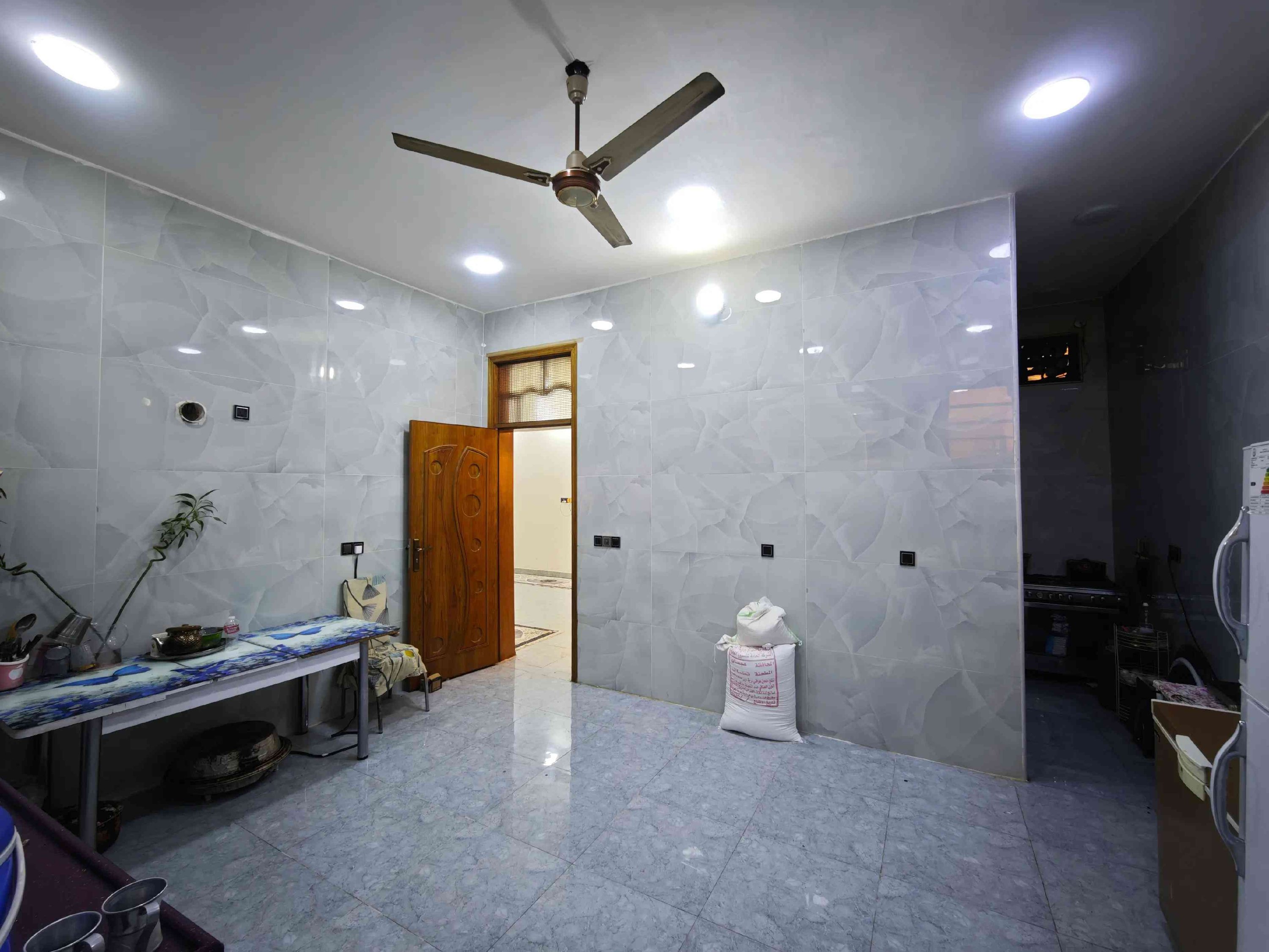 🏠 دار للبيع على الشارع العام (فرصة استثمارية وسكنية ممتازة!) 🏠 📐 المساحة: 200 متر 🏗️ البناء: حديث (طابقين). 🏬 المميزات: يحتوي على محلين تجاريين. 📍 الموقع: ميسان - العماره  📌 المنطقة: حي الغدير. 🏥 العلامة الدالة: مقابل مستشفى الربو والحساسية. 🛣️ الشارع: شارع 50 التجاري. 📋 تفاصيل الطوابق: 🔹 الطابق الأول: 🛏️ غرفة نوم كبيرة. 🛋️ صالة واسعة. 🍳 مطبخ (حار / بارد). 🚪 استقبال. 🚿 صحيات داخلية. 🚗 طرمة كبيرة + صحيات خارجية. 🏪 محلات تجارية عدد (2). 🔹 الطابق الثاني: 🛏️ (3) غرف نوم كبيرة. 📞 للاستفسار والتواصل: 📱 الهاتف: *********** ☎️🤳 #عقارات  #قطع_اراضي  #عقار  #بيع_و_شراء_عقارات #الشعب_الصيني_ماله_حل😂😂 
