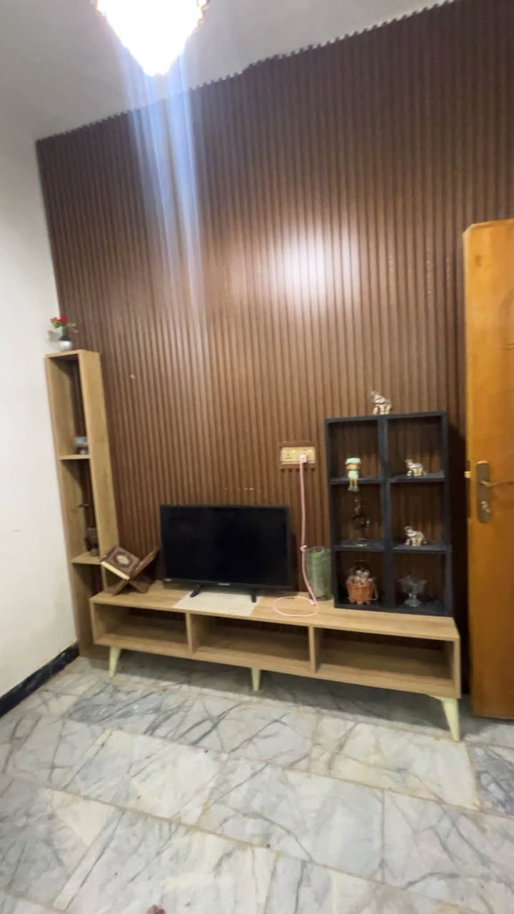 ميز مع رفوف مابي اي ضرر سعر ٦٥ وبي مال ***********
