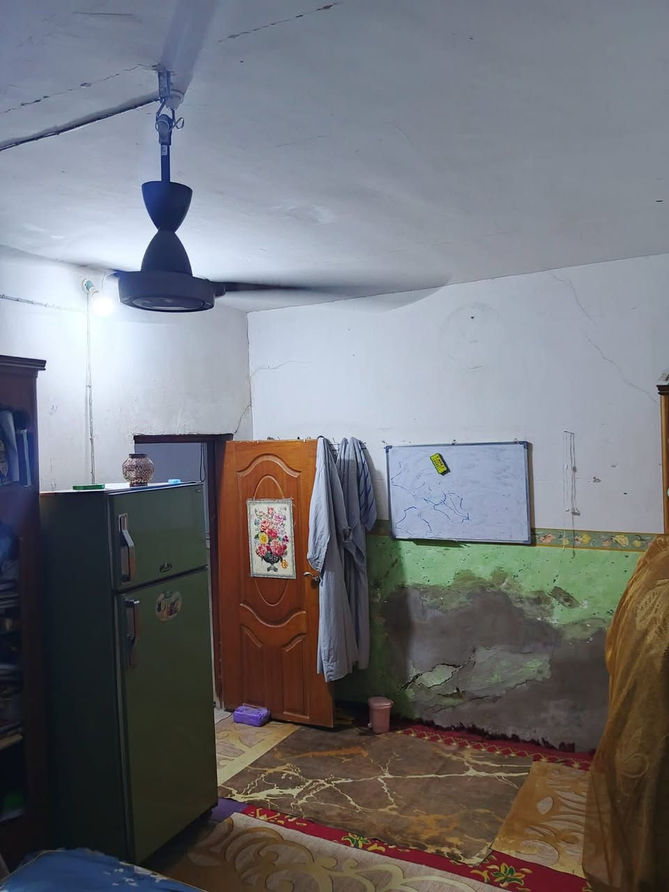 بيت رهن 100 متر حي العسكري خلف صيدلية الريتاج قرب شارع العسكري كبل يحتوي على مطبخ وصاله وغرفه واستقبال وصحيات سعر الرهن 25 المده سنتين توصل ***********
