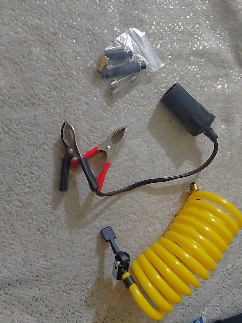 [للبيع] ماطور هواء سفاري سفندري سلندرين للسيارة (Meshuaba Double Cylinder Air Pump)  
​ماطور هواء قوي جداً بأسطوانتين (Double Cylinder) لنفخ إطارات السيارات، الدفع الرباعي، والمعدات الرياضية بسرعة وكفاءة عالية.  
​أهم الميزات والمواصفات:
✅ الأداء: نظام سلندرين متين يوفر ضغط هواء قوي وتدفقاً سريعاً لنفخ الإطارات بوقت قياسي.
✅ عداد الضغط: مزود بساعة/عداد قياس ضغط الهواء لضبط مستوى النفخ بدقة.
✅ خيارات التوصيل: يعمل عن طريق ولاعة السيارة أو مباشرة من بطارية السيارة باستخدام الملاقط (الماشة) المرفقة.
✅ الملحقات الكاملة:  
​صوندة هواء حلزونية طويلة مع مقياس.  
​وصلة ملاقط للربط على البطارية.  
​طقم إبر ورؤوس لنفخ الكرات والأنشطة المختلفة.  
​حقيبة قماشية لحفظ الماطور والملحقات بمرتبة.
✅ الحالة: جديد تماماً داخل العلبة.  
​💰 السعر: 25.000 مع توصيل
​📲 للتواصل عبر الواتساب: ***********
