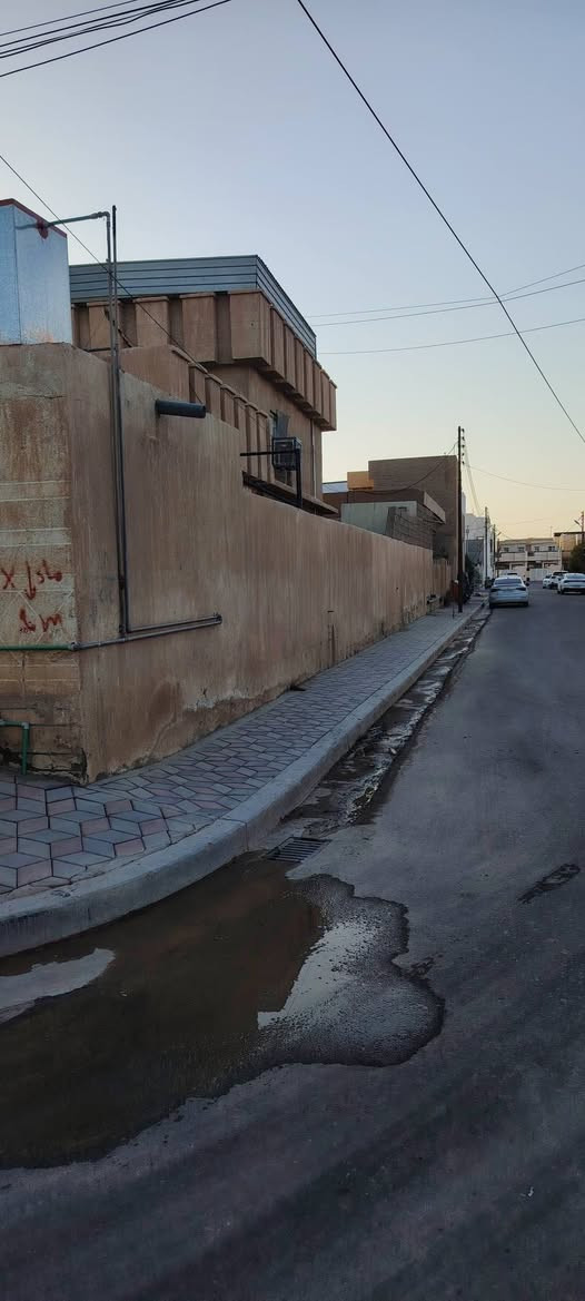 بيت 600 متر (ركن) موقع البيت حي الضباط خلف عمارة خليل الرمل بالقرب من ملعب احمد راضي ومدرسة حواء
البيت على شارع 15 الوجه بغداد 7 غرف نوم صالة كبيرة استقبال كراج وحديقة كبيرة
السعر 450 قابل للتفاوض الاستفسار على الرقم
***********
