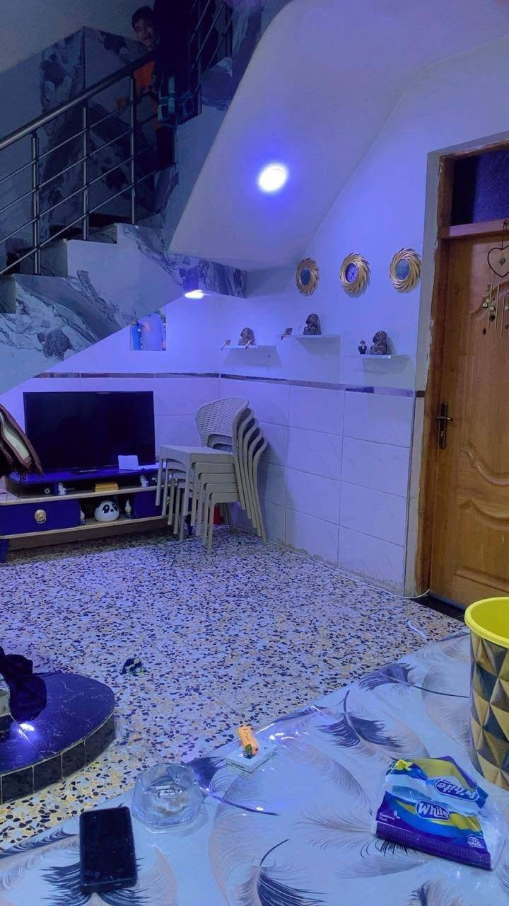 بيت للبيع 
مساحه ١٠٠ متر طابقين طابو صرف زراعي
سند ٢٥ مكاتبه واقرار من صاحب البيت 
البيت يحتوي على طابقين 
الطابق الاول طرمه وتواليت خارجي وغرفتين مثبت بالصور وحولي ومطبخ ومنور وحمام الطابق الثاني ٣ غرف وحولي صغير وحمام  وبيتونه وسطحين صور للطابق الاول 
العنوان البعيثه مجمع الحليم رقم التلفون ***********
