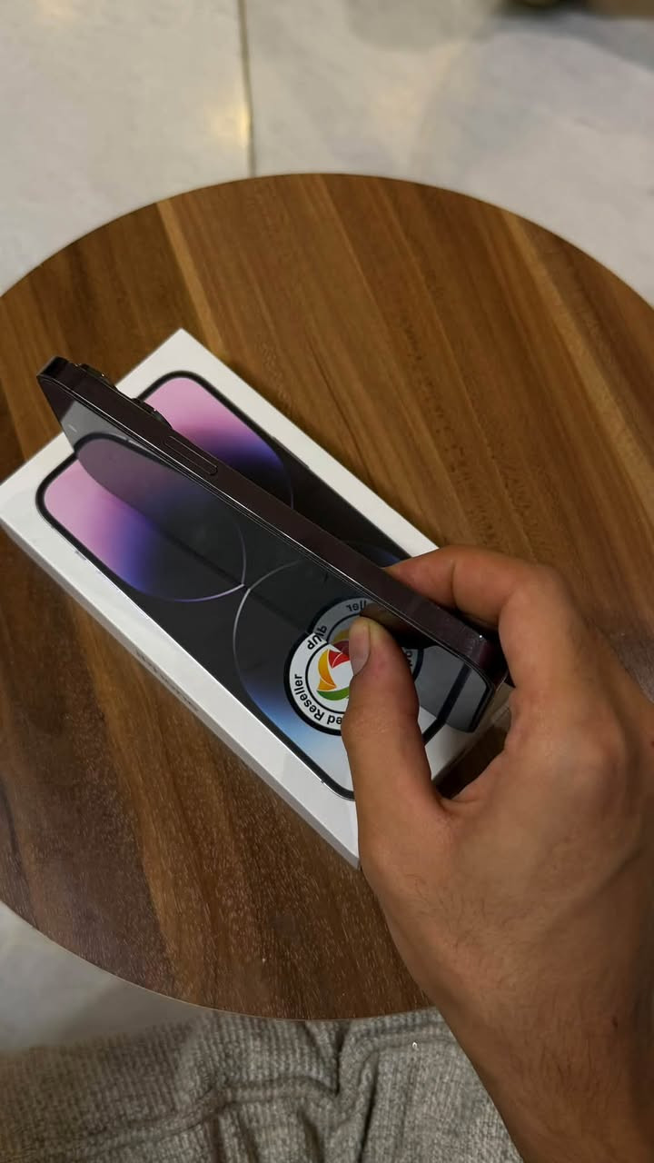 السلام عليكم 
iPhone 14 Pro max للبيع 
التلفون شرق اوسط ماخذه من عالم القلعه ضمان ماستر 
الجهاز نظيف مثل ما موضح بالصور 
غراضه والكارتونة موجودات كاملات
ذاكره 256 
نسبة البطاريه 83% 🔋 
لون التلفون بنفسجي 
سعر التلفون 900 ألف  
مكاني بغداد السيدية ما متواجد على الفيس 
للتواصل *********** واتساب او رصيد

نص مكتوب في الصور:
- ١:٤٩ البطارية حالة البطارية والشحن كما هو الحال مع البطاريات القابلة لإعادة الشحن، بطارية الهاتف قابلة للاستهلاك وتصبح أقل فاعلية مع الوقت. معرفة المزيد... الحد الأقصى للقدرة ٨٣٪ هذا قياس لقدرة البطارية مقارنة بقدرتها عندما كانت جديدة. قد تتسبب القدرة المنخفضة بتقليل ساعات الاستخدام بين عملية الشحن والأخرى. أقصى قدرة للأداء ستساعد الأنظمة المضمنة في النظام والمكونات في تخفيف آثار الأداء التي قد تلاحظها أثناء التقدم الكيميائي في عمر بطارية iPhone. شحن البطارية المحسن للحد من استنزاف عمر البطارية، يتعلم الـ iPhone من عادات الشحن اليومية، بحيث ينتظر ولا يتجاوز ٨٠٪ حتى يحين موعد حاجتك إلى استخدامه.
- ١:٤٩
- رجوع
- حول
- الاسم
- < iPhone
- إصدار iOS
- < 18.5
- اسم الطراز
- iPhone 14 Pro Max
- رقم الطراز
- M...
- 'A
- الرقم التسلسلي
- N...
- الأغاني
- .
- الفيديوهات
- الصور
- السعة
- ٢٥٦ غ.ب.
- متوفرة
- ٢٤٠,٧٥ غ.ب.
- عنوان Wi-Fi
- E0:BD:A0:03:03:40
- Bluetooth
- E0:BD:A0:03:F4:07
- البرنامج الثابت للمودم
- 3.60.02
- SEID
- <
- EID
- 890490320***********143693626662