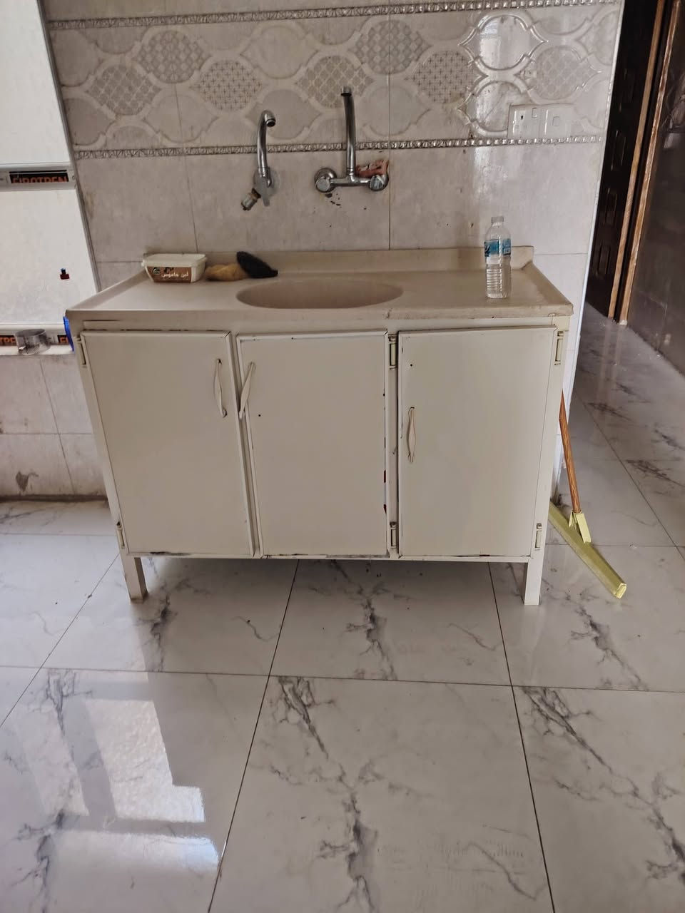 سلام عليكم غرفه تركيه ب300  الف + ثلاجه صغيره ب150 +كنفيره ب150+ كوتنر قطعتين  + سنك ب150
مكاني بغداد الشعله
***********
