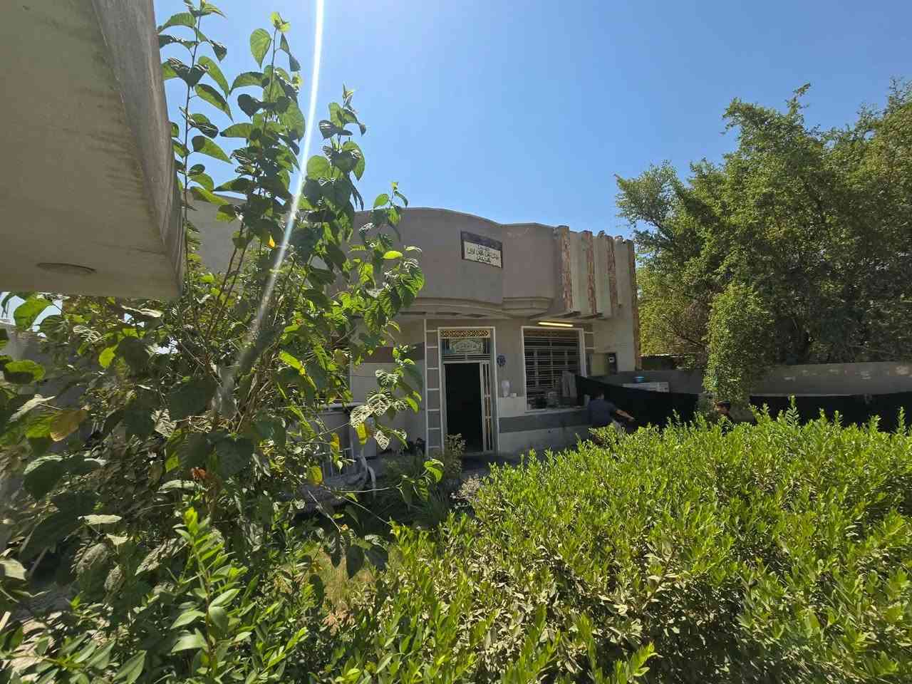 بيت للبيع في المشتل (شارع المطبك) المساحة 300 متر واقع حال زراعي. 
 يحتوي على استقبال كبيرة 10*5
غرفتين نوم + هول + مطبخ كبير + حمام داخلي +حمام خارجي +حديقة كبيرة. 
كما موضح بالصور... 
جنس الأرض واقع حال ومشمول بالتمليك . 
السعر المطلوب 135 مليون وبه مجال شي قليل. 
مرخصة صاحب البيج .
للتواصل على الرقم ‏‪***********‬‏
واتساب ‏‪***********‬‏
