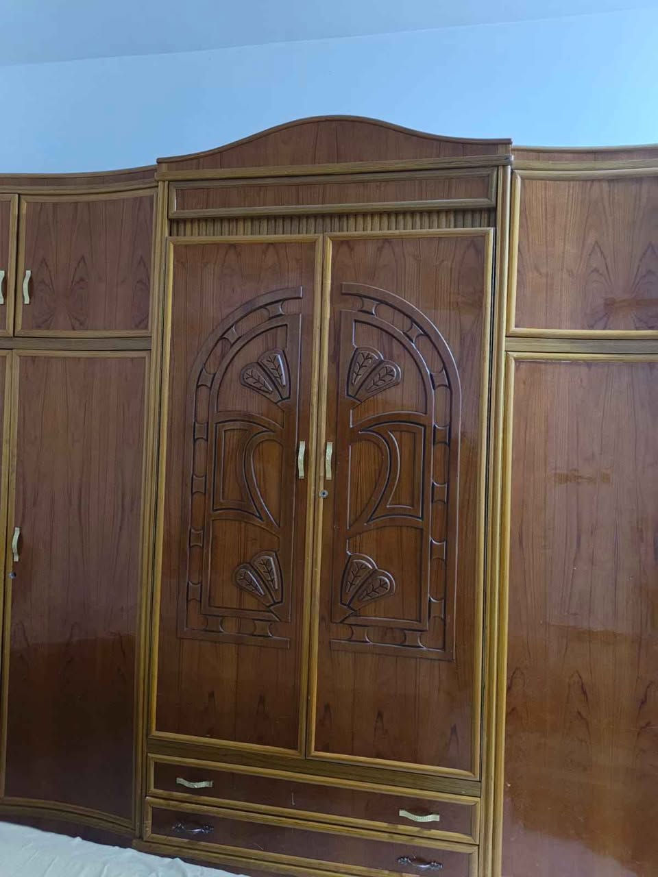 للبيع غرفه نوم اخشاب عراقي تسگام 5ملم 
نظيفه جدا 
دوشك جربايه قياس العرض مترو50 الطول مترين كربلاء, العراق

نص مكتوب في الصور:
- LOVE
- CAMON 30 23mm f/1.8 1/50s ISO959