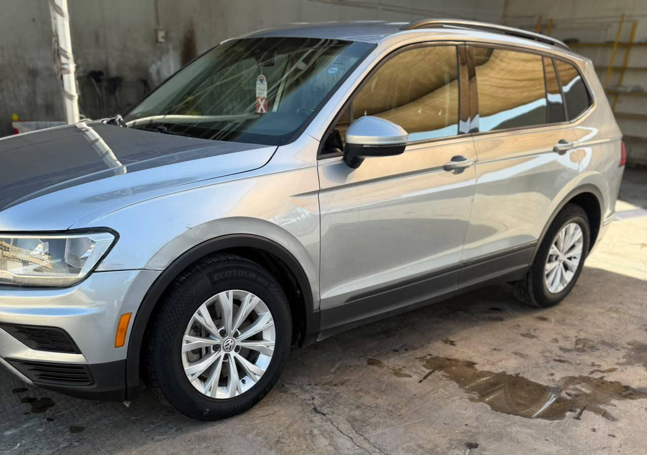 Volkswagen Tiguan 2020
*   المحرك: 2.0L TSI Turbo، 4 سلندر
*   القوة: 184 حصان
*   القير: أوتوماتيك 8 سرعات
4Motion أمامي وليس FWD :الدفع *
*   الوقود: بنزين
* عدد المقاعد : ٧ راكب 
*   الممشى: ١١٠ كيلو 
*   اللون: رصاصي 
*   الإضاءة: مصابيح أمامية وخلفية تعمل بتقنية LED
بالكامل مع إضاءة نهارية
*   الاتصال: دعم لاسلكي لنظامي Apple CarPlay و
بالإضافة إلى منصة شحن لالي Sal
للهواتف الذكية
* المنافذ: منافذ USB-C سريعة الشحن في الأمام
والخلف

* التكييف: نظام تكييف أوتوماتيكي ثنائي المناطق
مع تحكم باللمس وفتحات تهوية لية (na iat)
*   نظام الكبح التلقائي في حالات الطوارئ مع رصد
المشاة.
.(Blind Spot Monitor) نظام مراقبة النقطه العمياء *
* نظام الحفاظ على المسار والتنبيه عند الخروج منه
(Lane Assist)
Adaptive Cruise Control -) مثبت السرعة التكيفي *
•(ACC
*   حساسات أمامية وخلفية
*   كامره خلفيه
* اوتو ستوب 
* هاند بريك كهربائي بصمه 
* تايرات جديده مبدلهن 
* السعر : ١٤٧ ورقه 
* مكان سياره : بغداد سبع ابكار 
* رقم الهاتف : ***********   -     ***********
