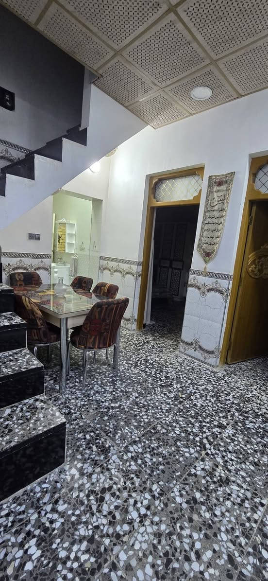 سلام عليكم 
بيت للبيع مساحة 175 متر  - طابو زراعي مشمول بالتطويب 
غرفتين صالة استقبال مطبخ مجمع صحيات + صحيات خارجية اساس وسقف صب نباء طابوق كاشي سيراميك سقف ثانوي 
كوفة علوة الفحل خلف الفلل 
للتواصل مع صاحب البيت \***********
الكاونتر مع البيت
