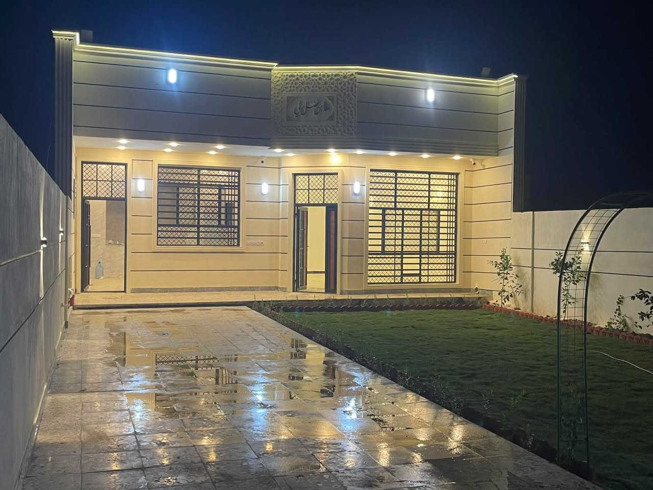 سلام عليكم  عندي بيت بناءً حديث تسليم مفتاح قرب جسر ديالى الجديد منطقة الصمدية المسحة الكلية 360 متر واجهة 10 نزال 36 قريب على السدة شارع 12طابو سند 25 
***********
