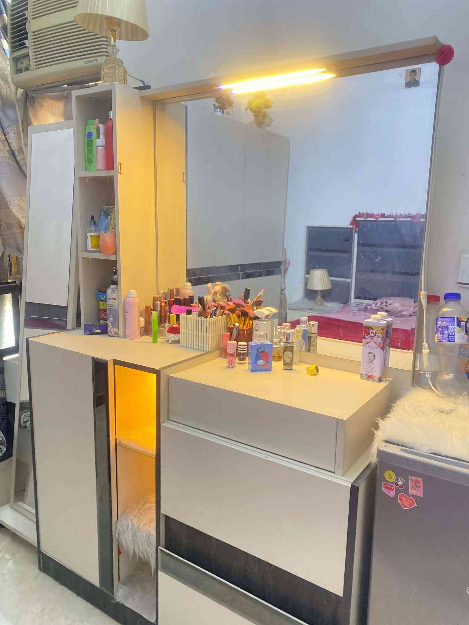 غرفة نوم تركيا ٩ قطع جديده بعدها استخدام قليل  السعر ٨٠٠ وبيها مجال بسيط مستعجل على بيعتها *********** موجود واتساب
