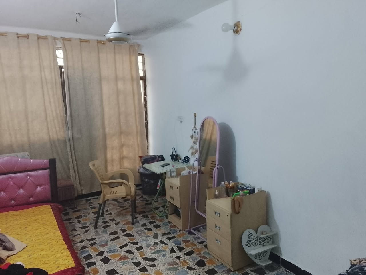 بيت للبيع ملك صرف  في حي الرسالة الثانية مقابل مدرسة رفيدة للبنات المساحة 54 متر واقع حال 60 واجهة 3 متر نزال 18 غرف نوم 3 مطبخ وحمام 2 وحولي سطح 2 وبيتونة *********** واتساب
