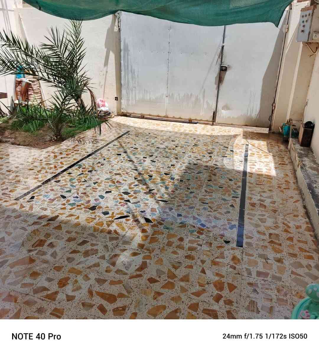 مشتمل ١٥٠ متر جبيريه الثالثه قرب شارع العام الفاصل بين جبيريه الثالثه والثانيه خلف معمل الكاشي غرفه جوه و٣ فوك مرمر كل البيت اشتايكر بيت نضيف ومرتب سعر ٨٥ وبي مجال ***********
