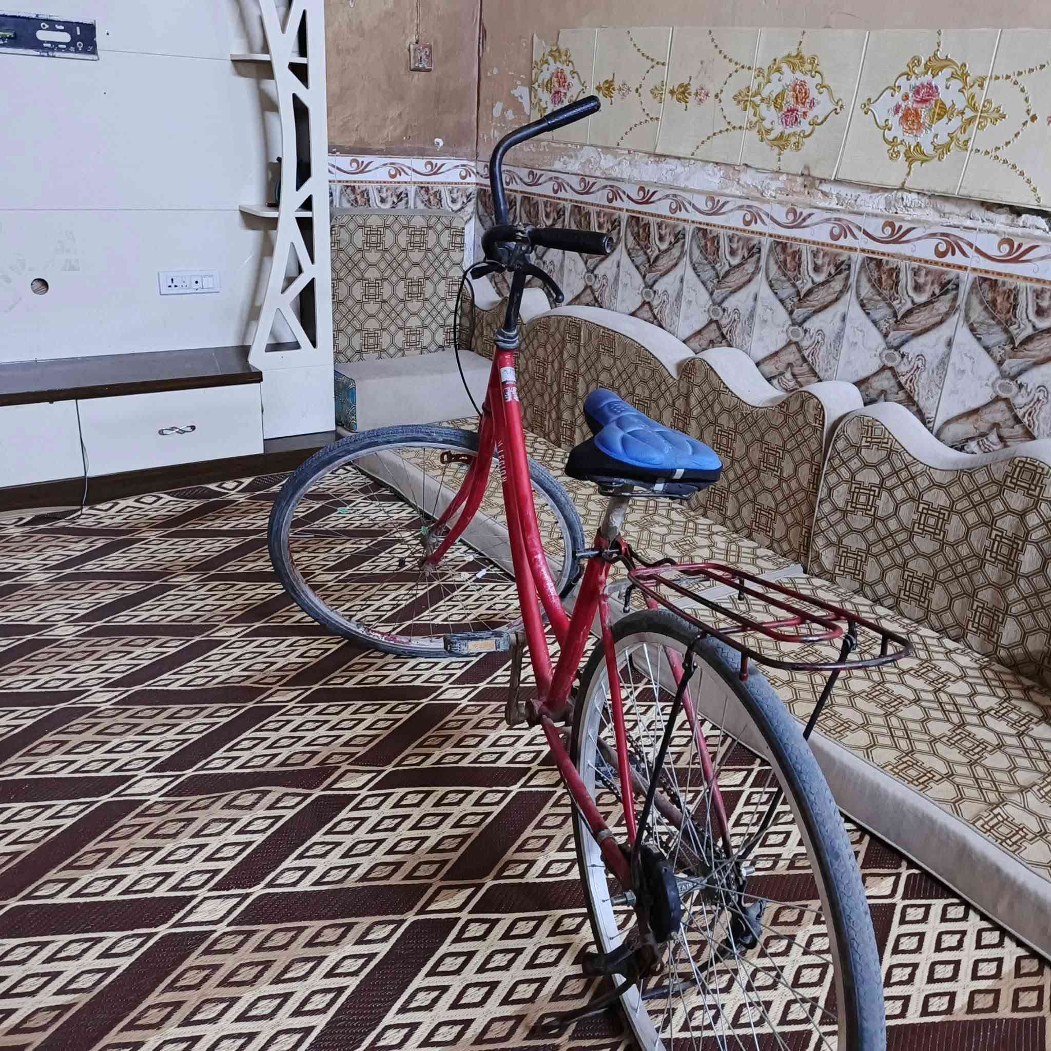 السلام عليكم بيسكل للبيع ياباني حجم ٢٦  سعر 50 وبي مجال عنوان ناصريه مركز بل اربعميه ***********

