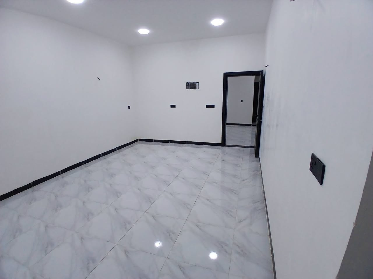 للبيع بيت طابقين  حديث
مساحة 200م 
#_طابو زراعي 
نظام دكتات
فول مواصفات تبليط ماء كهرباء 
أربع غرف نوم 
حي الفرسان مقابل جامعة تكريت 

للأتصال***********
