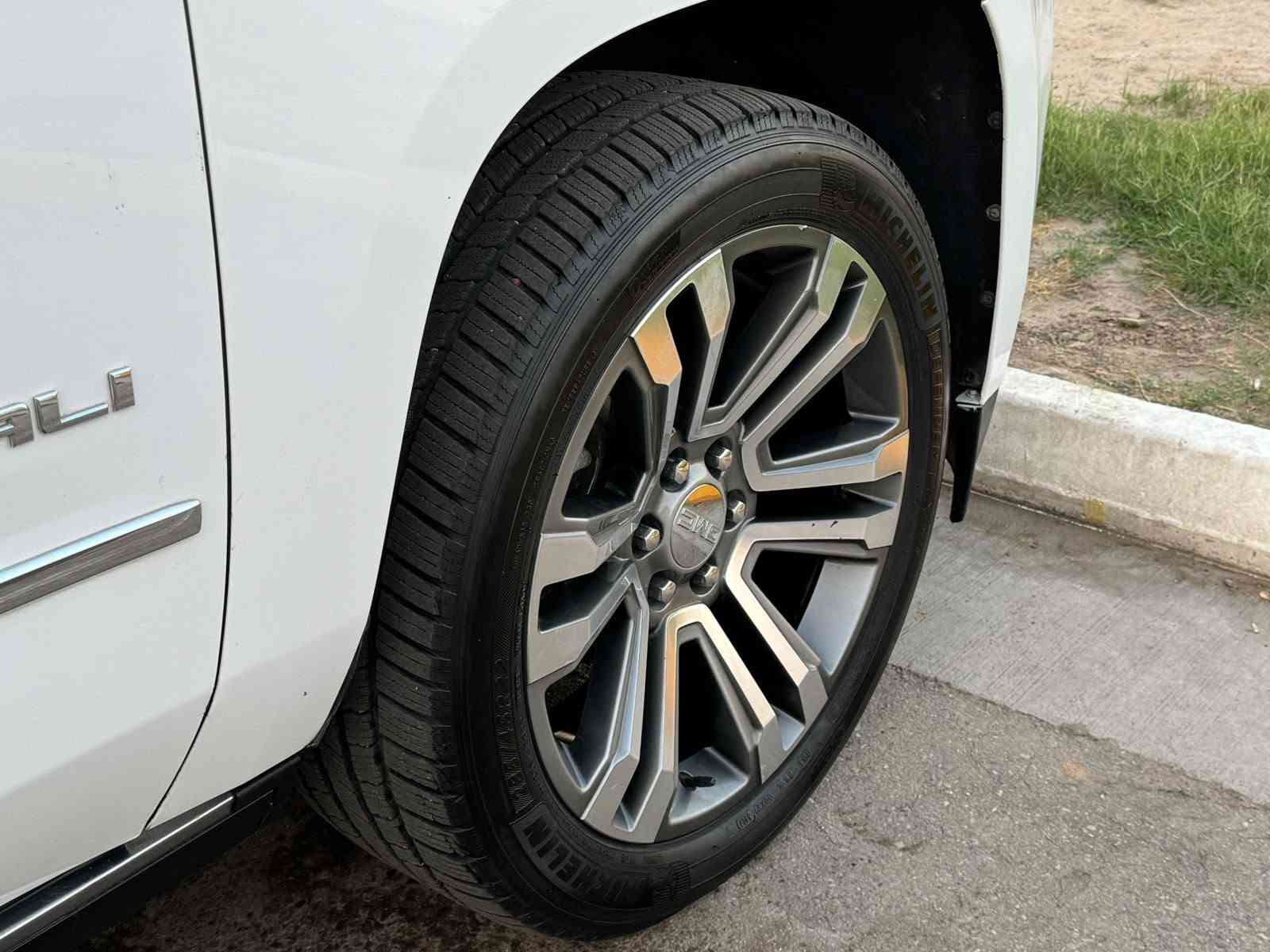 للبيع او مراوس حسب القناعة
السيارة وارد امريكي
موديل ٢٠١٩ حادثها جاملغ وباب عكس السائق مبدلات نفس اللون يعني بدون صبغ ، ( فقط الدعامية الأمامية مصبوغة ) السيارة بدون ايرباك ، كل ايرباكاتها سليمه على وضع الشركة .
السيارة جاهزة اي نقص ما بيها ،
ماشية ٧٩ الف قابل للزياده
رقم بغداد الماني ومكانها ببغداد بأسمي تحويل ثاني يوم
صور الحادث على الخاص

المواصفات 
دبل أريل دبل رادار
تشغيل عن بعد 
كامرات ٣٦٠ درجة
بصمة 
كشن رجاج 
داتا شو 
سلايد روف
لايت زنون بلادي
دبل شاشة
تحكم بريك 
جنطه ذكيه جلاق
رادار تحديد مسار
رادار خلفي
رادار امامي 
نقطه عمياء 
كشن تدفئة وتبريد سايق وراكب
كشن خلفي منفصل 
مري شفط 
اشارة بداخل المراية
كشنات جلد 
كشنات خلفية منفصل 
دوسات كهرباء 
ذاكرة ميموري ستيرن وكشنات
ويل ٢٢ بلادي 
وبعد مواصفات هوايا اعتقد الكل يعرفها ،
بيع او مراوس حسب القناعه
مكاني بغداد ، السعر32 الف $
للاستفسار رقم الموبايل ***********
صور الحادث مرفقة مع الصور .
