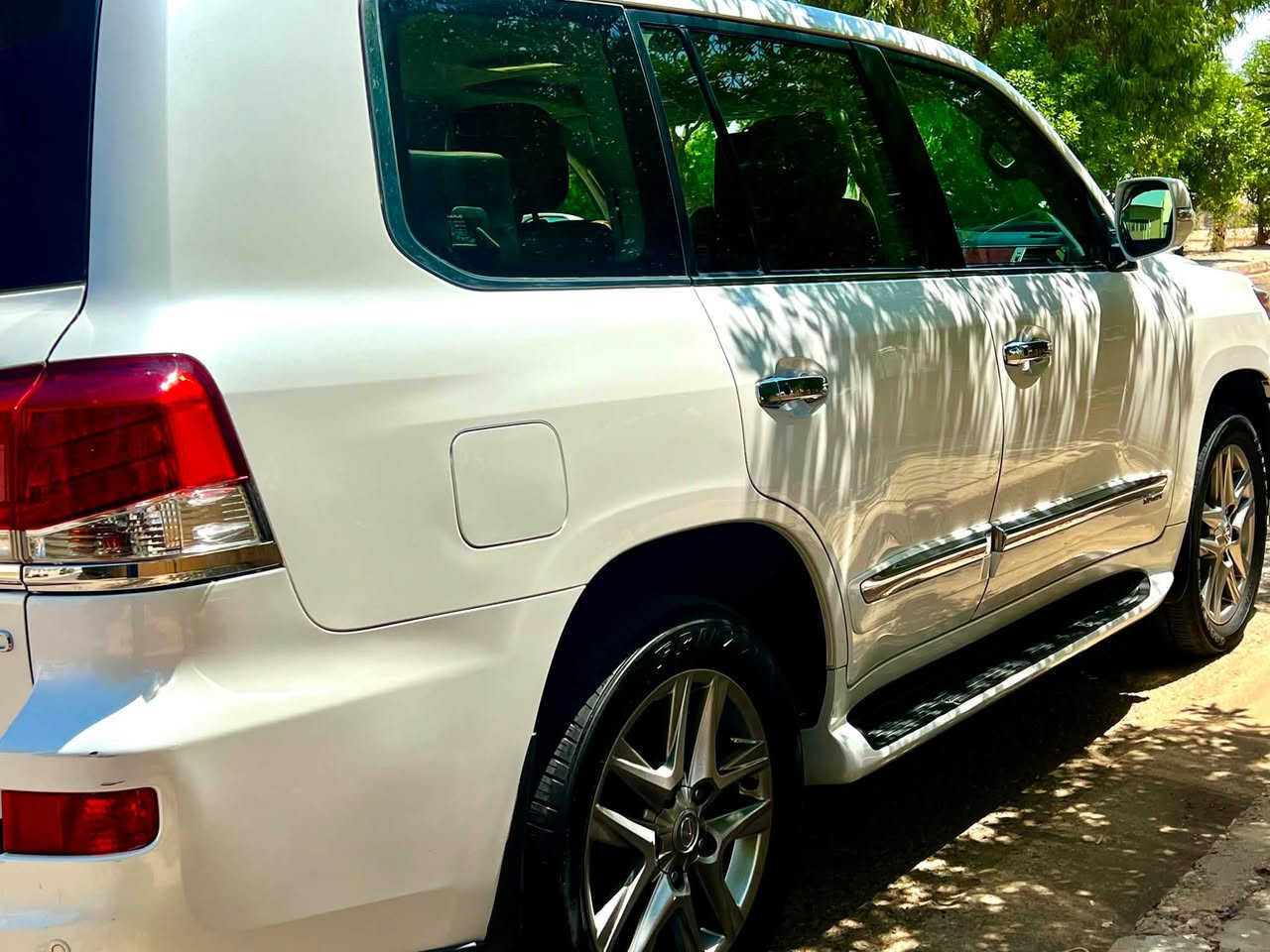 السلام عليكم لكزز 2013
السياره باسمي تحويل مباشر رقم بغداد مميز الجديد وسنويه جديده 

LX570 spor S

مواصفات فول 1/1 

فتحه سقف

لايت زنون  

كشنات جلد + كهرباء

مري شفط  

جكات تصعد تنزل 

خمس بصمات 

جنطه كهربائيه 

تحكمات ستيرن 

كشنات حار بارد

تشغيل عن بعد 

رادارات جوانب 

رادار امامي 

مثبت سرعه 

تحديد مسار 

مانع تزحلق 

7 راكب 

3 قطع تبريد

كشنات تدفئه تبريد 

كامرات محيطيه 

زراك لايت 

___________________________

والسياره جديده بمعنى الكلمه جاهزه من 

كلشي للأخير استعمال شخصي  
السعر ٣٧٥

***********
