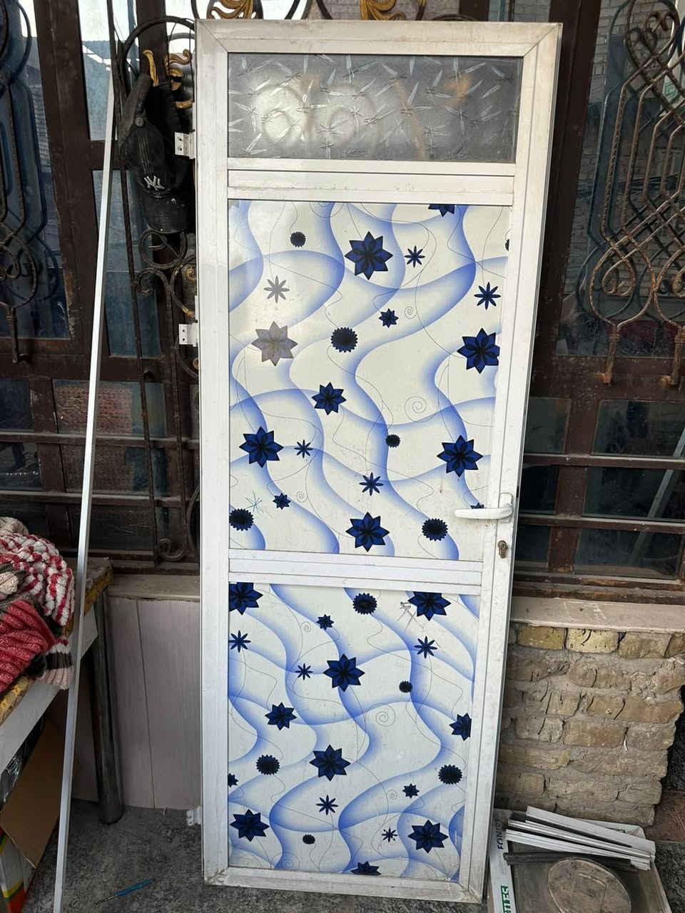 سلام عليكم بيبان عدد 3 ومحجر جاهز مال طابقين وباب وشباك وباب الرقم *********** مدينه الصدر
