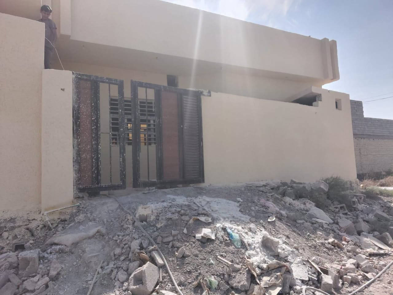 سلام عليكم يوجد لدينا بيت زراعي هيكل لبيع مسحاحته130  13×10متر بي منام 2 وصاله ومطبخ و
مساحت درج صحيات داخليه وخارجيه كراج  مسس مي كهرباء مجاري صاب لرضيه لبيت ولابخ  لخارج ونثر باقي بس داخل البيت سعر خاص بمكان زراعي حي زهراء وره بيت عميد كان لي ريد يتفضل خاص لو يتصل على رقم الهاتف 
***********
***********
محمد 
سلام عليكم يوجد لدينا بيت زراعي هيكل لبيع مسحاحته130  13×10متر بي منام 2 وصاله ومطبخ و
