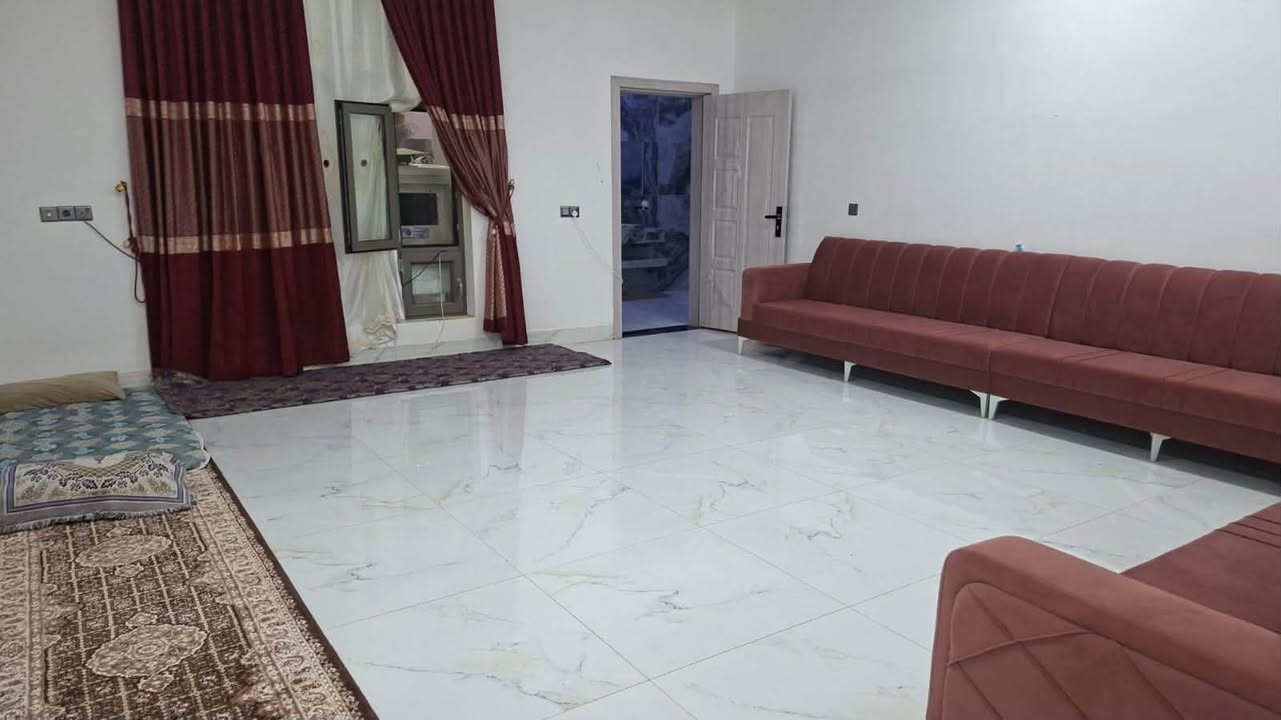 🌿مزرعة للبيع – 5 دونم متكاملة بسعر مناسب 
📍 موقع هادئ ومميز، تبعد 200م فقط عن الحولي (السايديين) 
▫️ مسيجة بالكامل
▫️ خطين ماء (اسالة) 
▫️ محولة كهرباء 
▫️ بيت يتكون من: غرفتين نوم + ربعة + موزع + مجمع صحيات
▫️ طاقة شمسية + كهرباء وطنية
▫️ سبالت نوعية ممتازة في جميع أرجاء البيت
✨ مناسبة للسكن والاستراحة والاستثمار
📍العلم _الحولي (السايديين)
📞 للاستفسار: ***********
