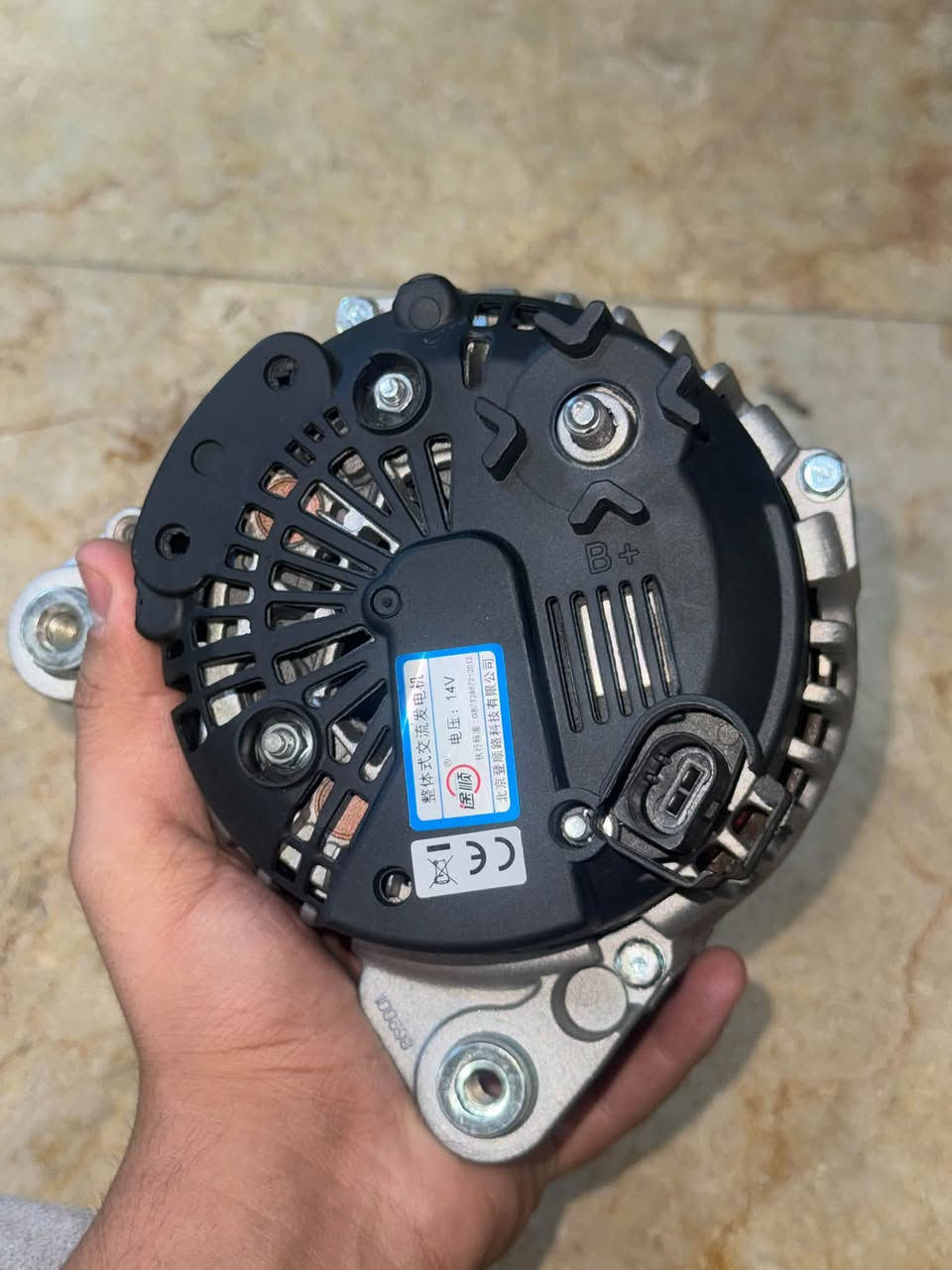 دينامو (مولد كهربائي) أصلي بمواصفات عالية - TUSHUN ⚡️
جاهز للتركيب وبحالة ممتازة، بديل عملي وقوي يغنيك عن الغالي!
المواصفات والتفاصيل:
 القدرة: 140 أمبير (140A) لشحن مثالي وثابت لبطارية السيارة.  
الفولتية: 14 فولت.  
 نوع البكرة: بكرة أحادية الاتجاه (Freewheel - 6S) لتقليل الضغط على سير المحرك وحمايته.  
 نظام التوصيل: (L-DFM).  
 الرمز والموديل: 8145D.  
 رقم القطعة (OEM): 06F903023C / 06F903023F (متوافق أيضاً مع 03L903023FX).  
*********** واتساب فقط
