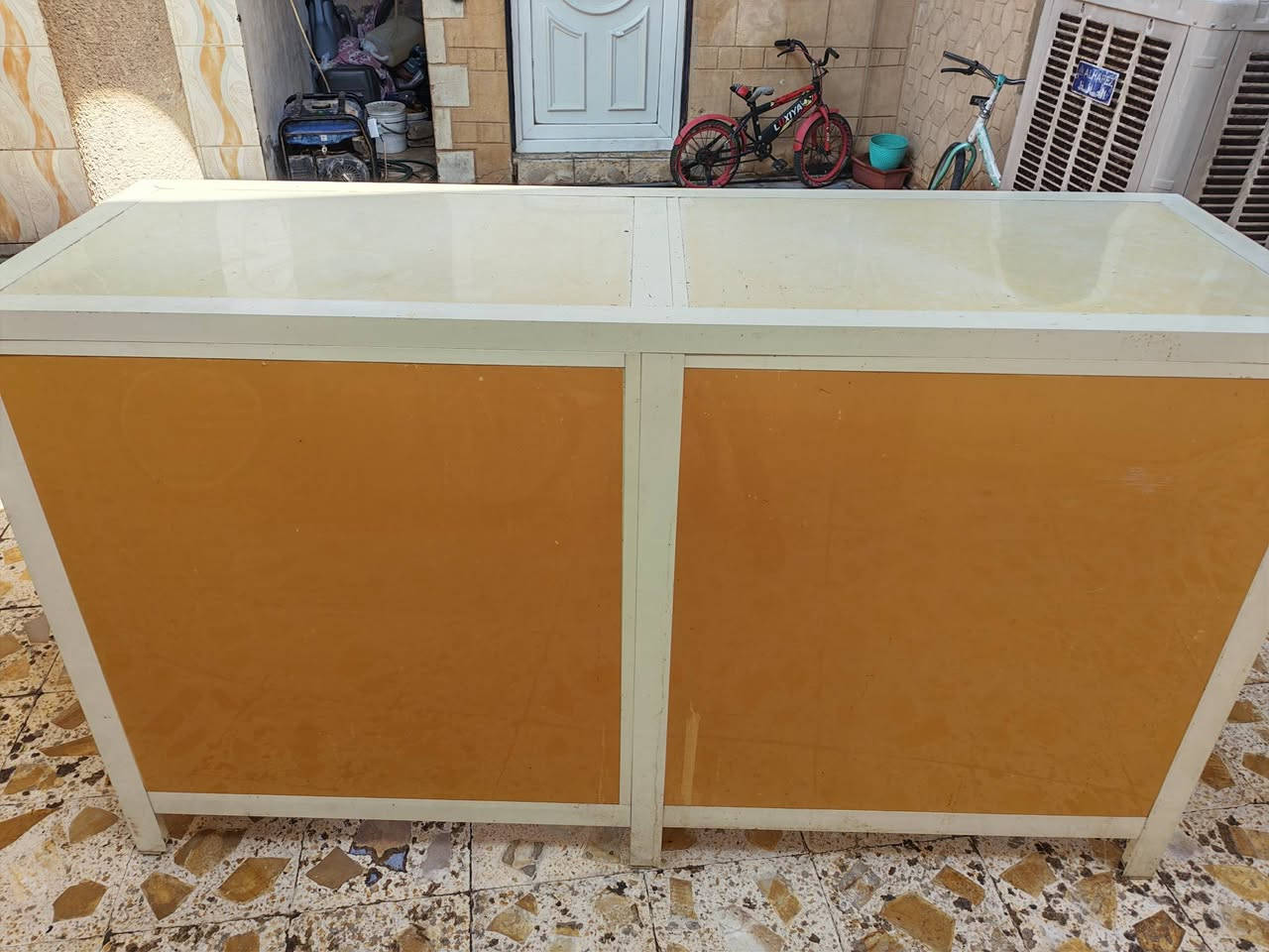 سلام وعليكم ميز البيع مستخدم شي قليل المكان ديالى بعقوبة التحرير السعر  75 وبي مجال رقم ***********
